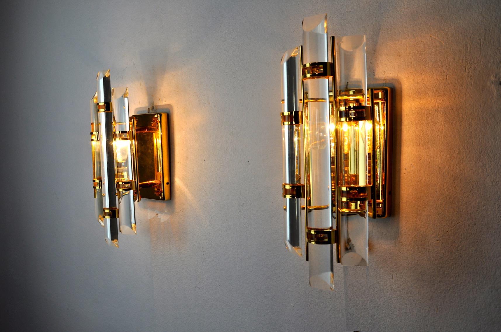 Very nice pair of venini wall lamp produced in italy in the 70s.

Cut glass and gilded metal structure.

Unique object that will illuminate perfectly and bring a real design touch to your interior.

Electricity verified, time mark in