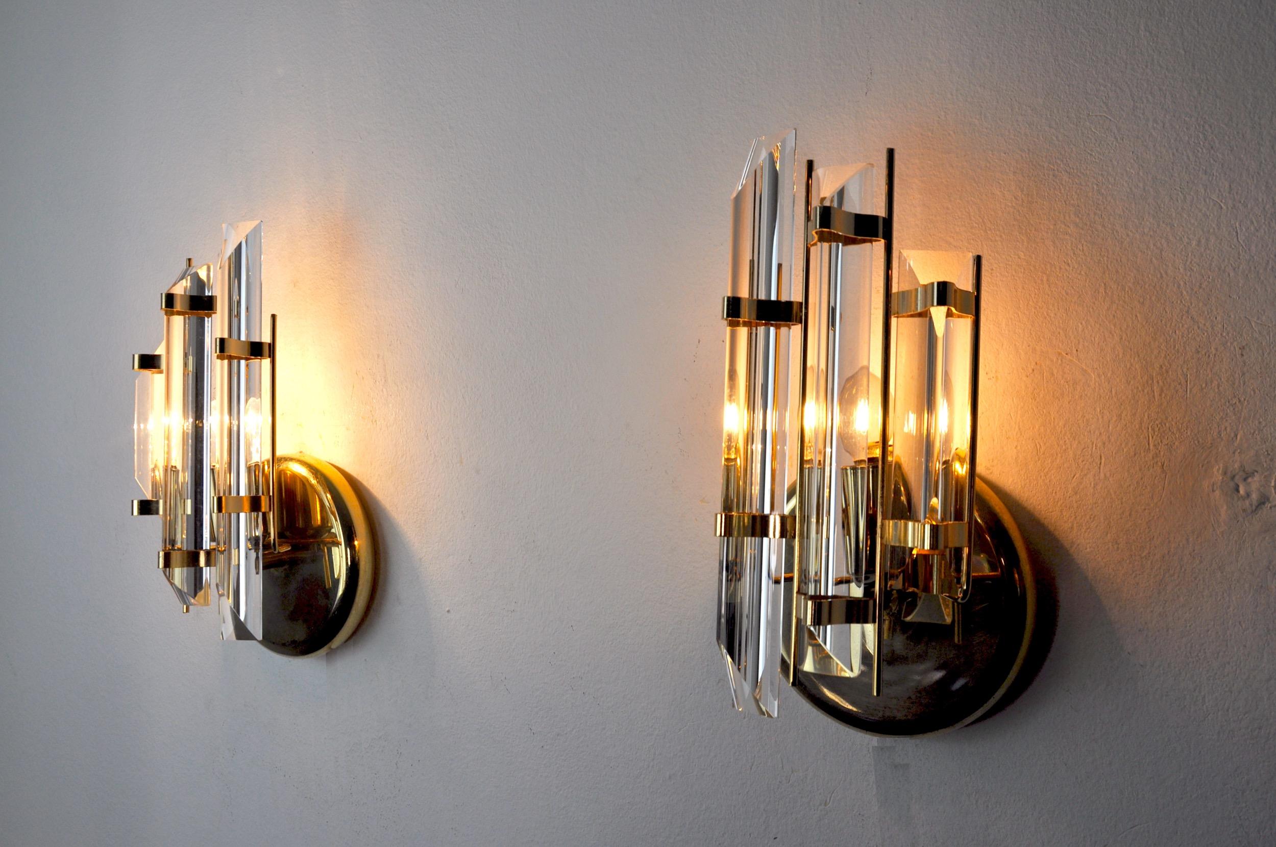 Very nice pair of Venini wall lamp produced in Italy in the 80s.
Cut glass and gilded metal structure.
Unique object that will illuminate wonderfully and bring a real design touch to your interior.
Verified electricity, time mark consistent with the