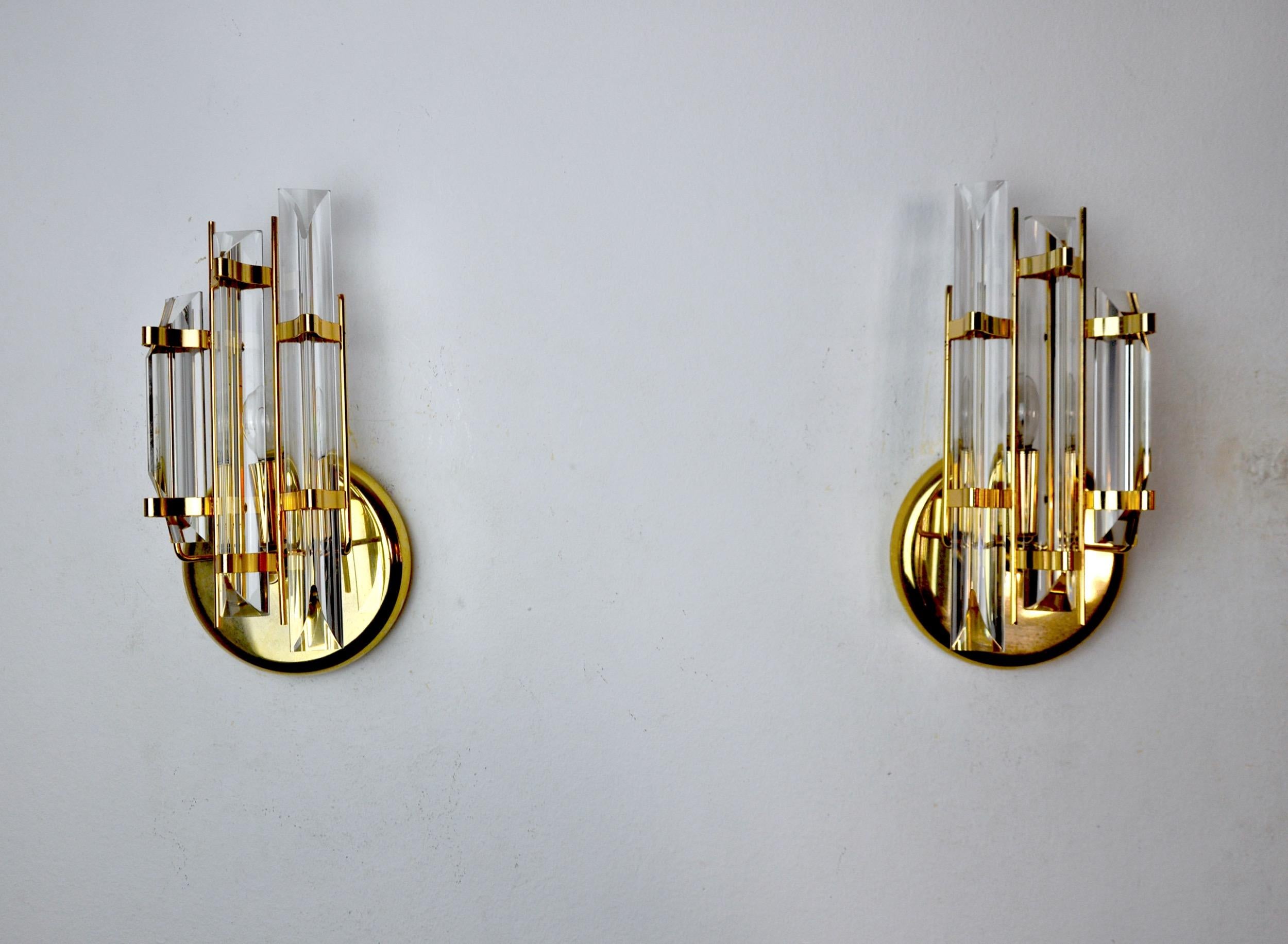 Pair of Venini Wall Lamps Cut Glass Murano Italy 1980 In Good Condition For Sale In BARCELONA, ES