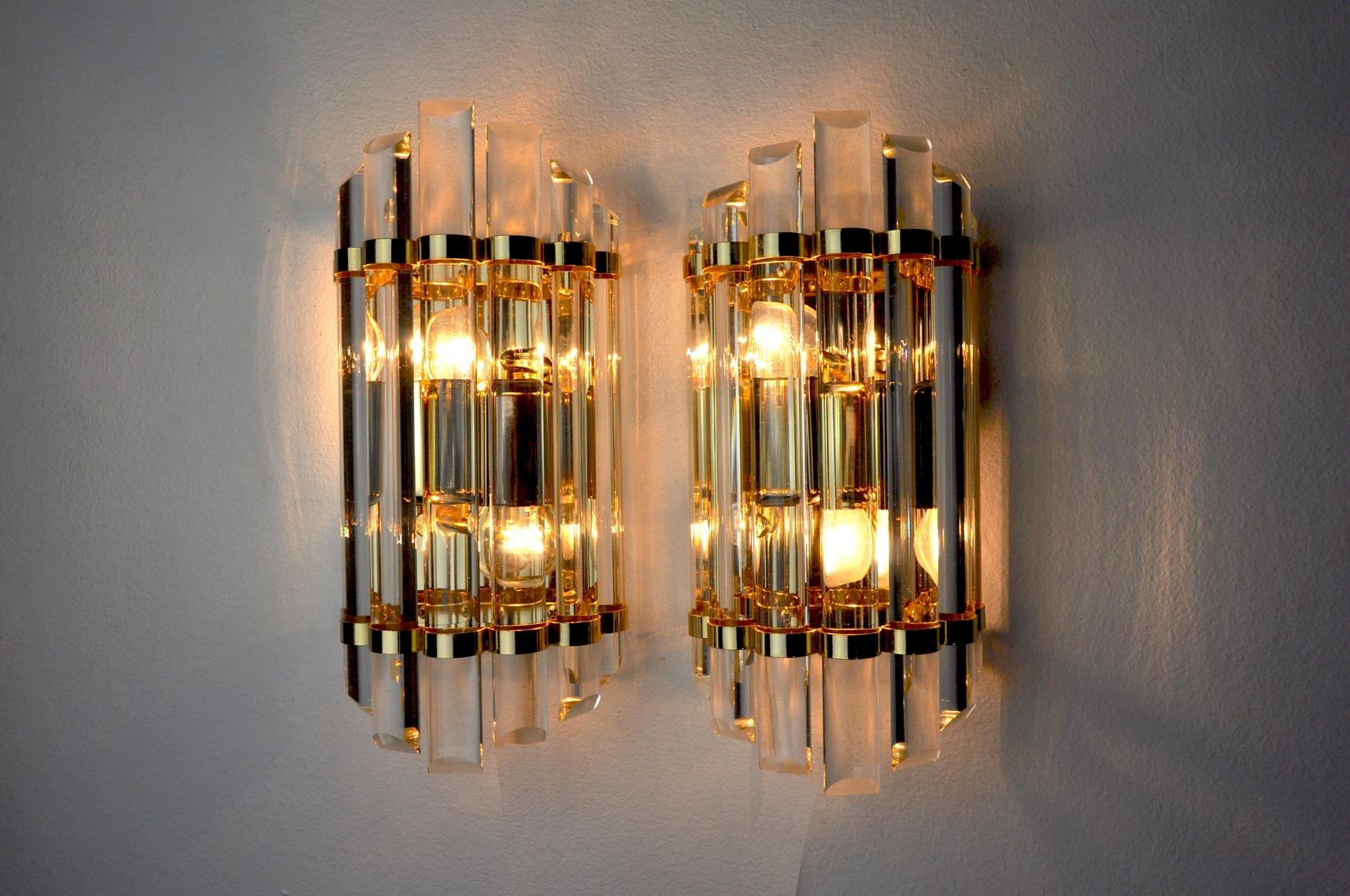 Very nice pair of venini wall lamp produced in Italy in the 1970s.

Cut glass and gilded metal structure.

Unique object that will illuminate perfectly and bring a real design touch to your interior.

Electricity verified, time mark in