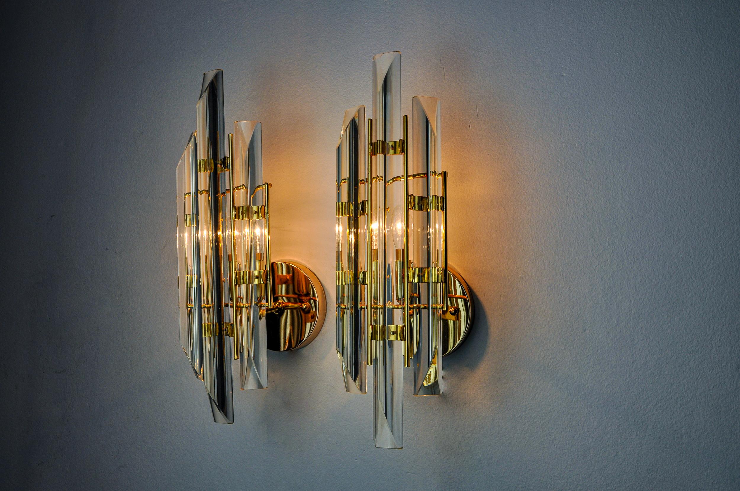 Very beautiful pair of Venini wall lights produced in Italy in the 70s. Cut glass and gilded metal structure. Unique object that will illuminate wonderfully and bring a real design touch to your interior. Electricity checked, mark of time consistent
