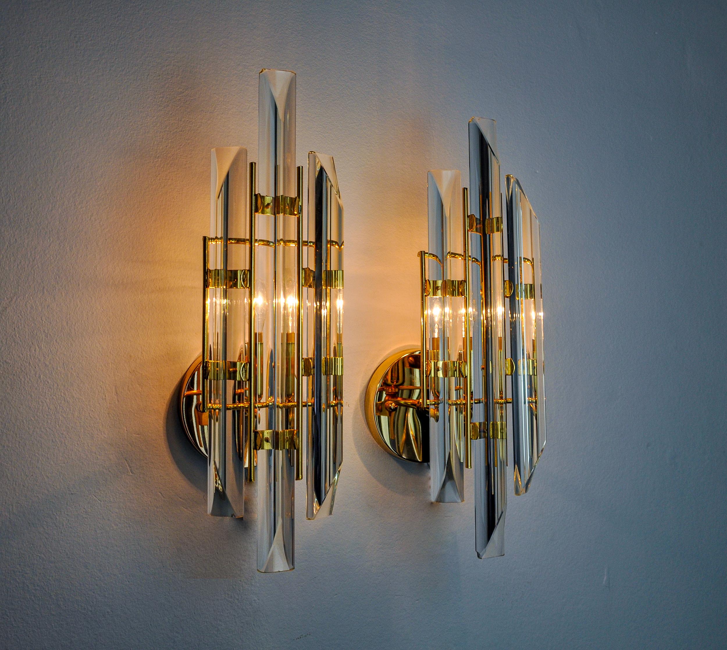 Late 20th Century Pair of Venini wall lights, Triedri glass, Murano, Italy 1970 For Sale