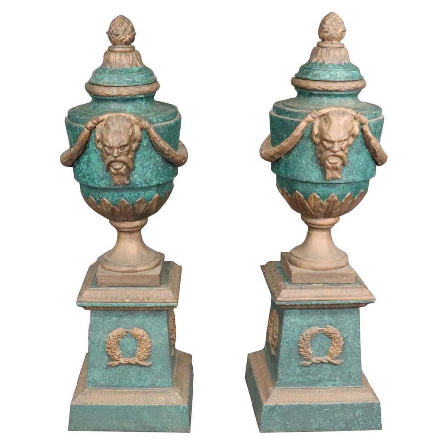 Paire d'urnes de jardin vert-de-gris et métal en vente