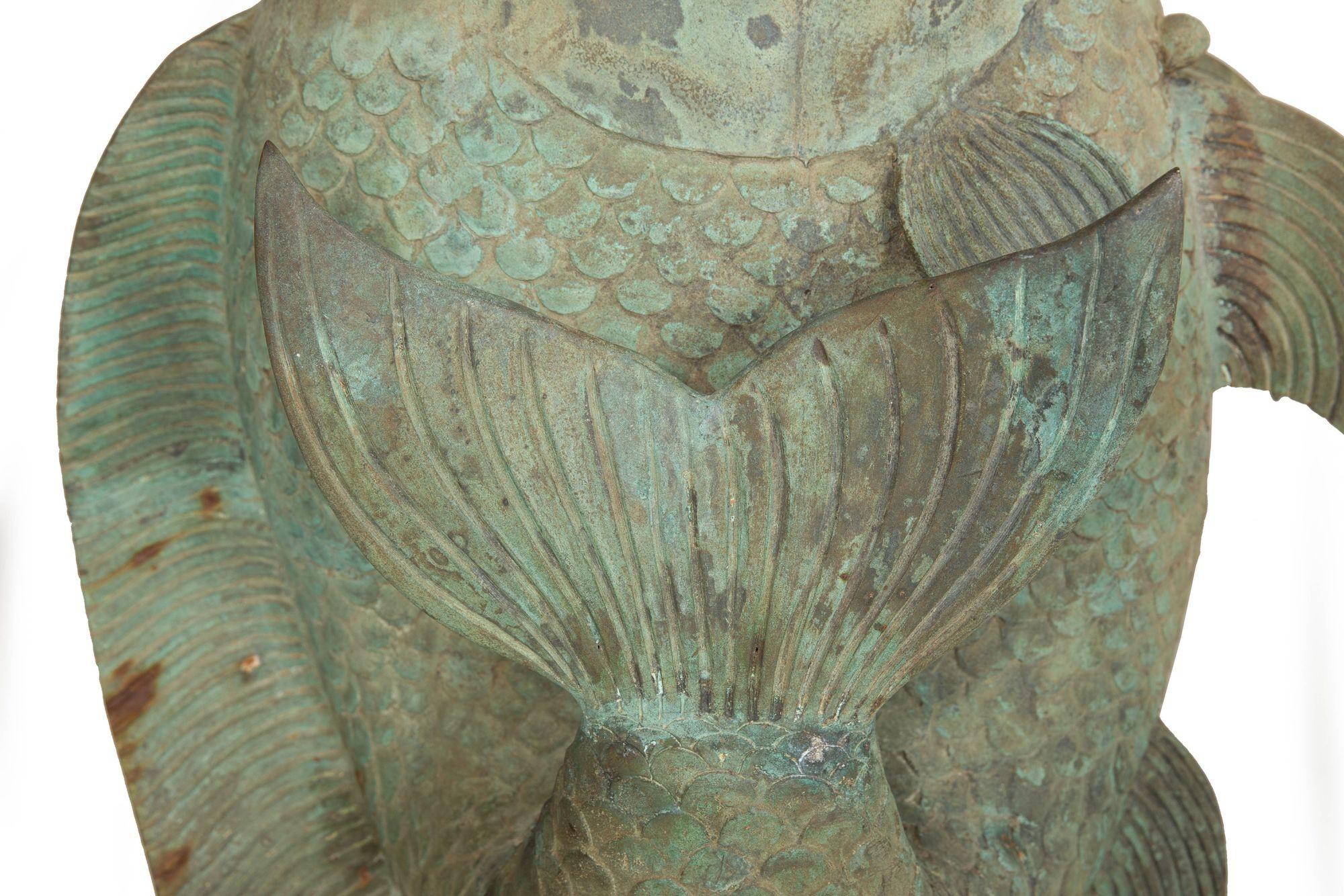 Coppia di sculture da giardino in bronzo Verdigris con pesci Koi, fioriere Jardinieres, 1950 ca. in vendita 3