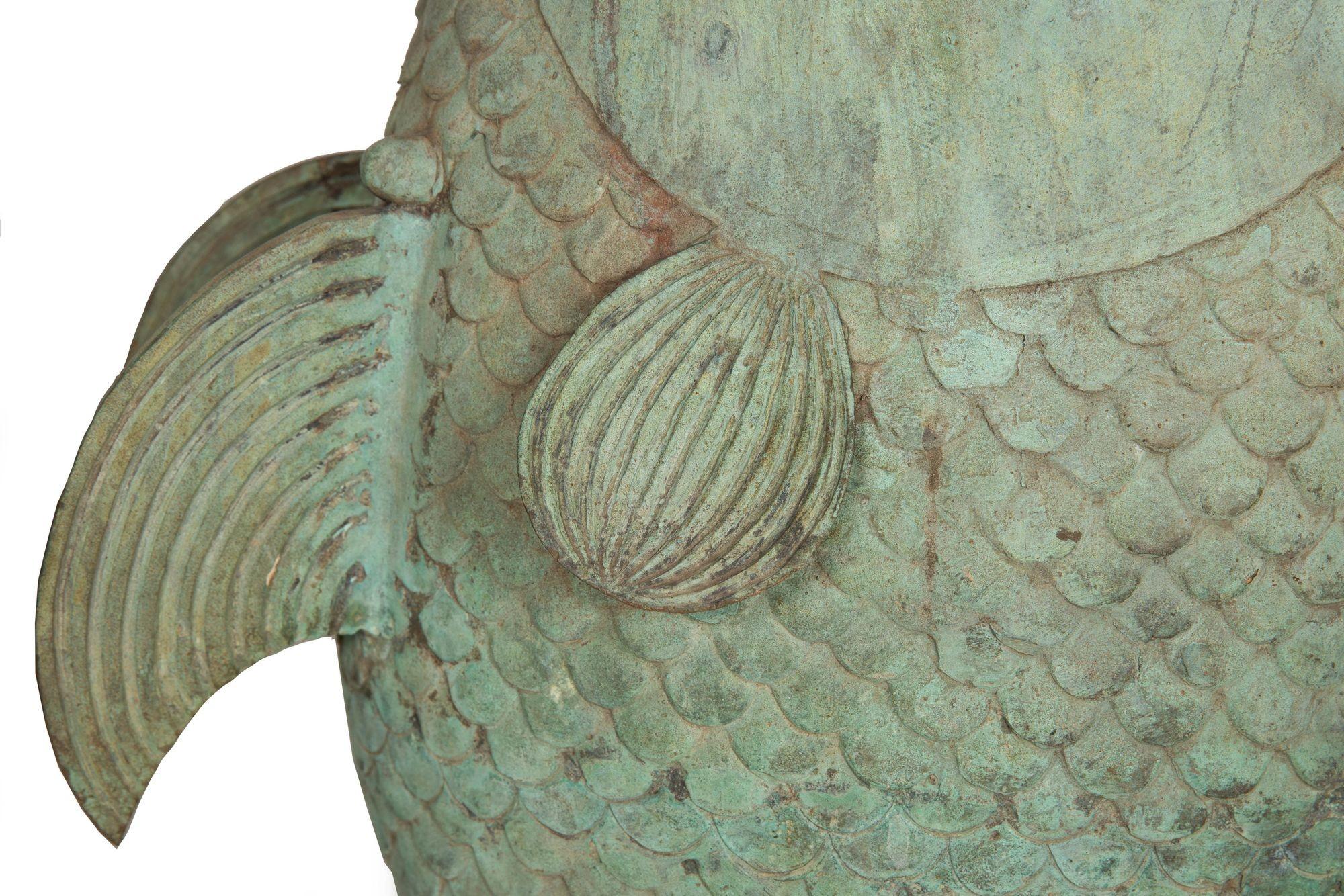 Coppia di sculture da giardino in bronzo Verdigris con pesci Koi, fioriere Jardinieres, 1950 ca. in vendita 4