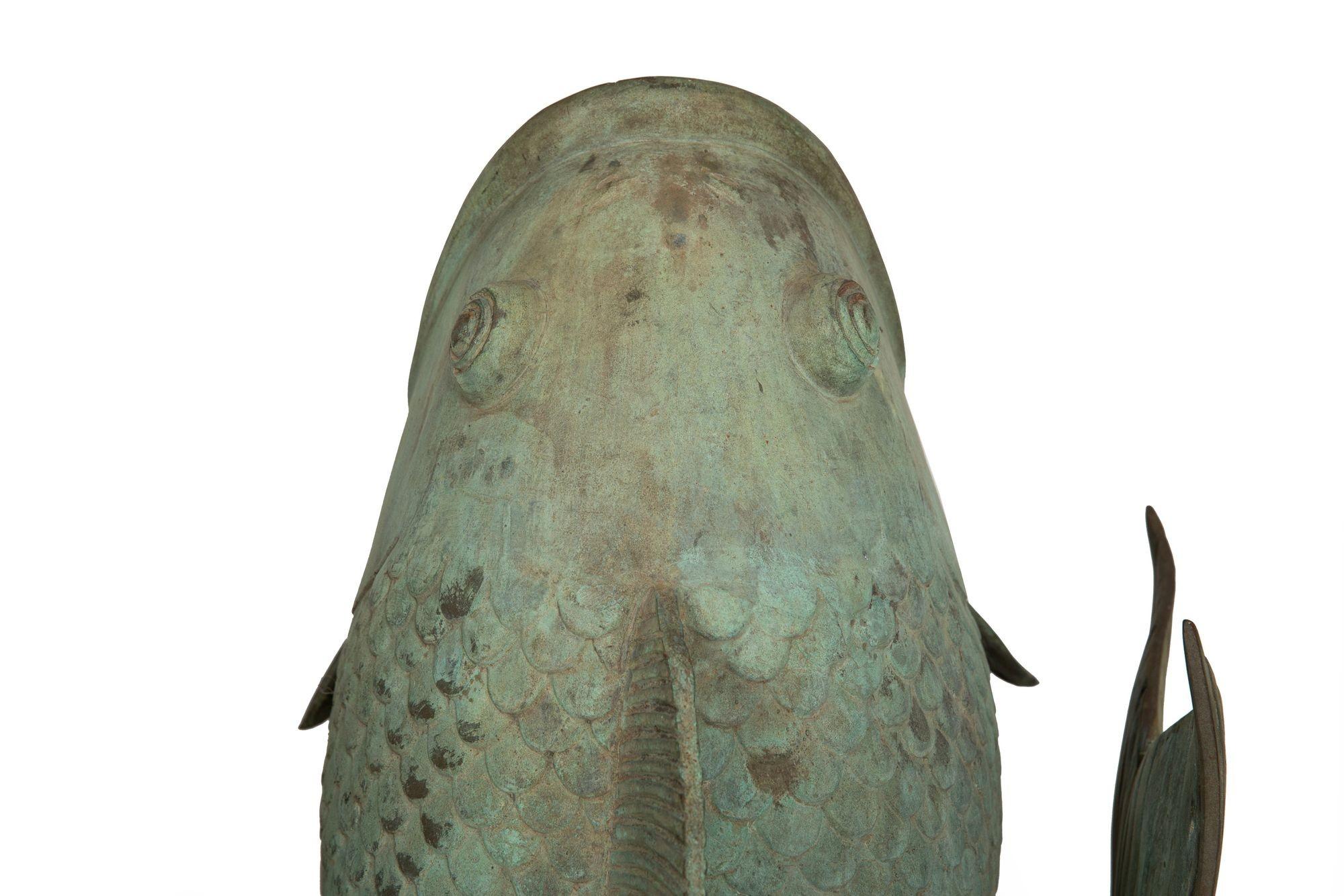 Coppia di sculture da giardino in bronzo Verdigris con pesci Koi, fioriere Jardinieres, 1950 ca. in vendita 8