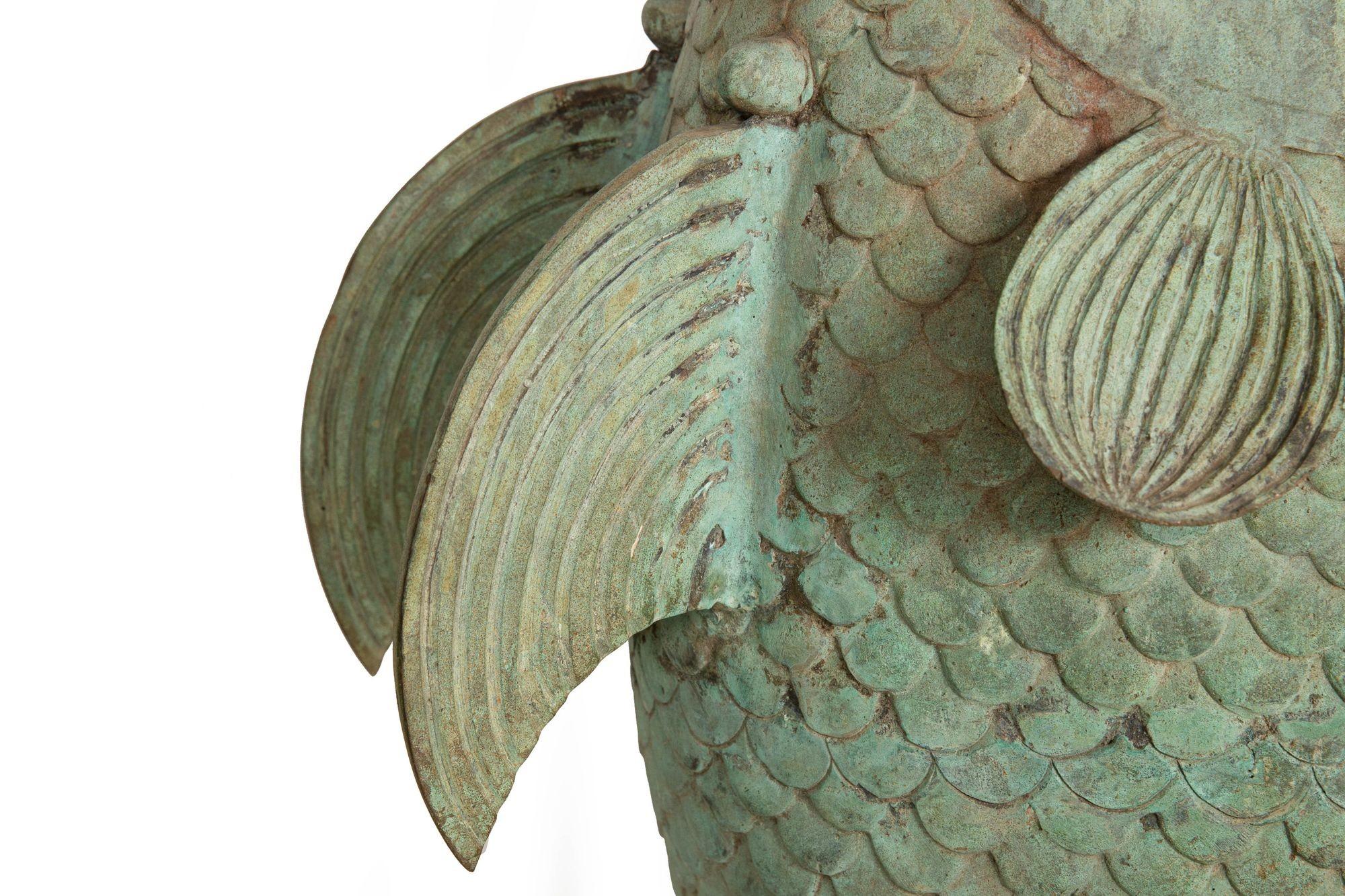 Coppia di sculture da giardino in bronzo Verdigris con pesci Koi, fioriere Jardinieres, 1950 ca. in vendita 9