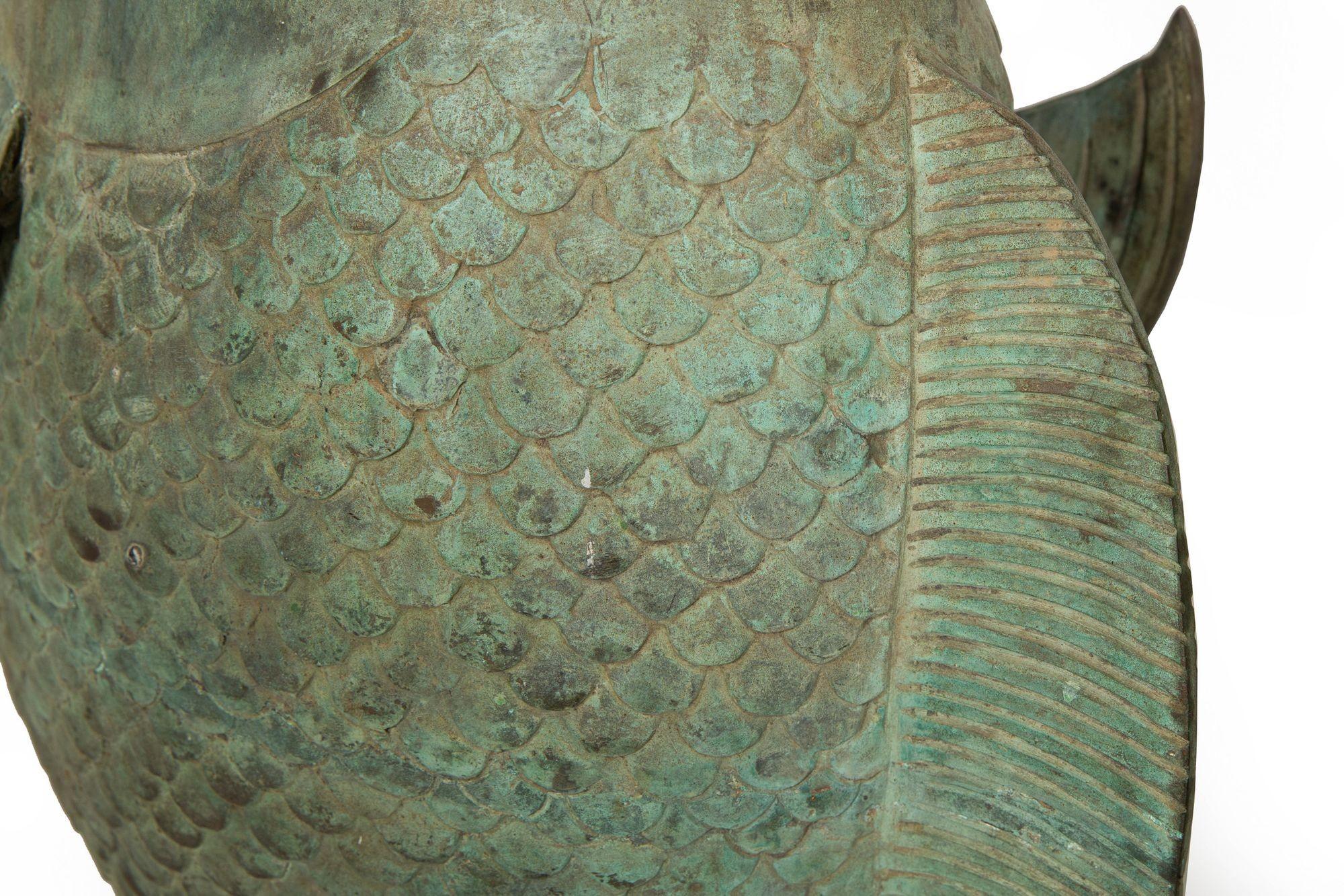 Coppia di sculture da giardino in bronzo Verdigris con pesci Koi, fioriere Jardinieres, 1950 ca. in vendita 10