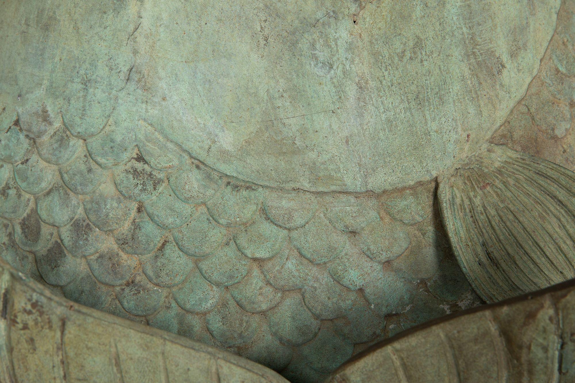 Coppia di sculture da giardino in bronzo Verdigris con pesci Koi, fioriere Jardinieres, 1950 ca. in vendita 12