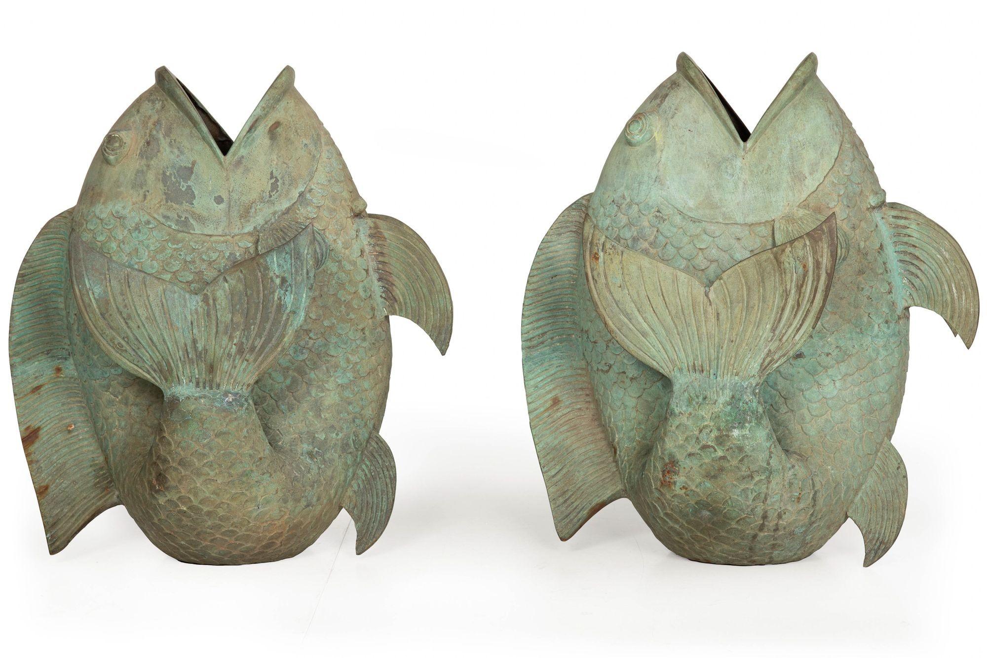 Mid-Century moderno Coppia di sculture da giardino in bronzo Verdigris con pesci Koi, fioriere Jardinieres, 1950 ca. in vendita