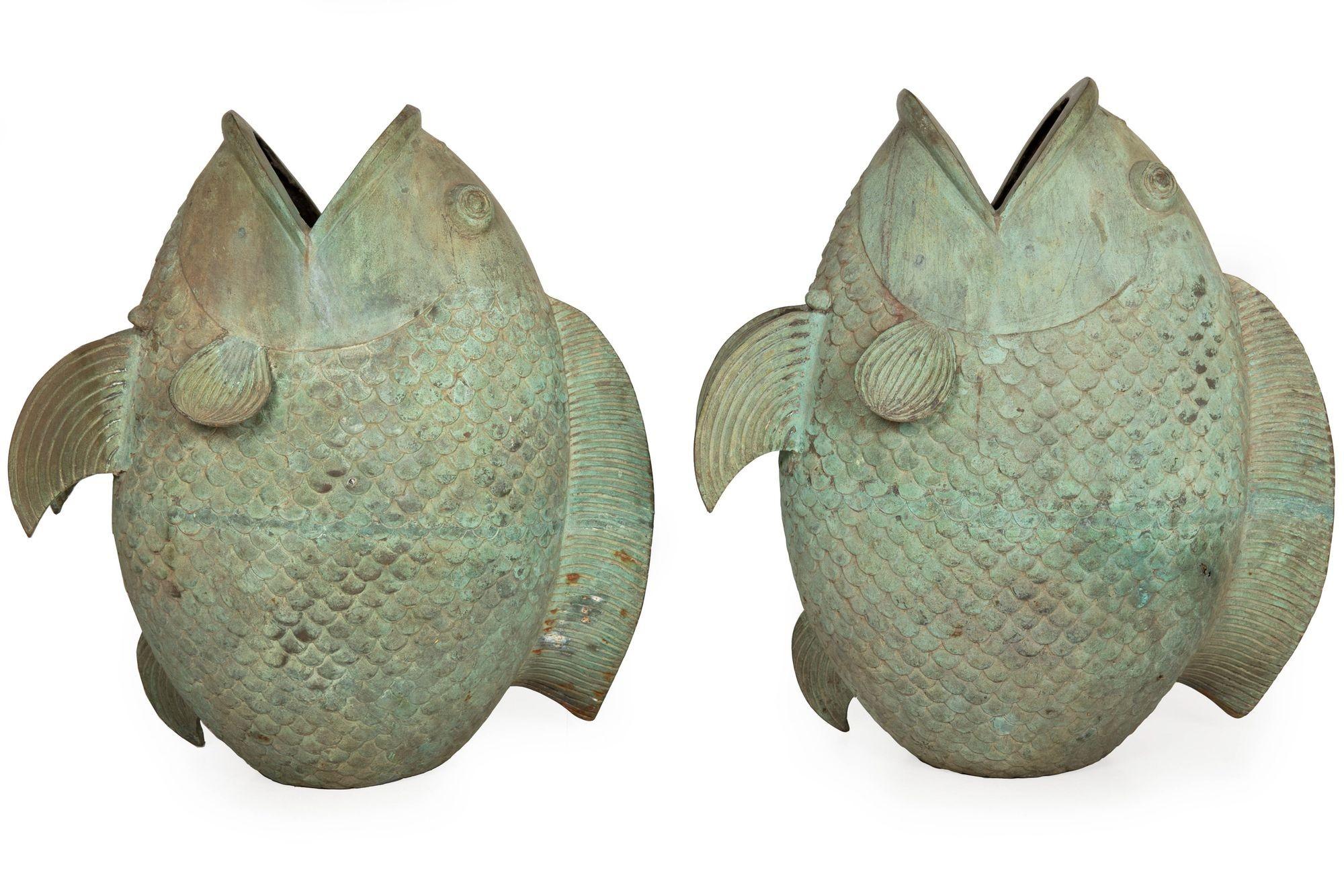 Americano Coppia di sculture da giardino in bronzo Verdigris con pesci Koi, fioriere Jardinieres, 1950 ca. in vendita