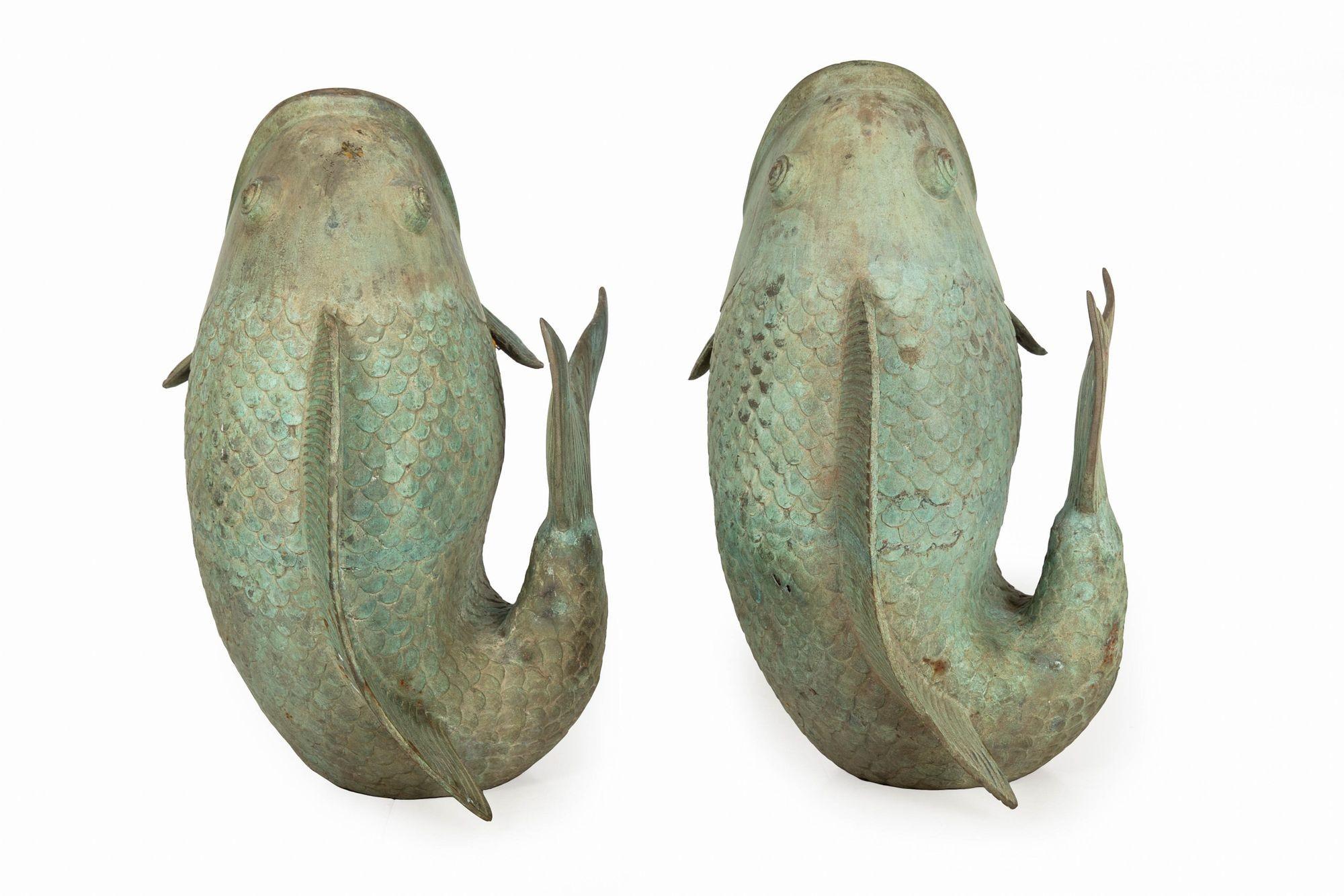 Coppia di sculture da giardino in bronzo Verdigris con pesci Koi, fioriere Jardinieres, 1950 ca. In condizioni buone in vendita a Shippensburg, PA