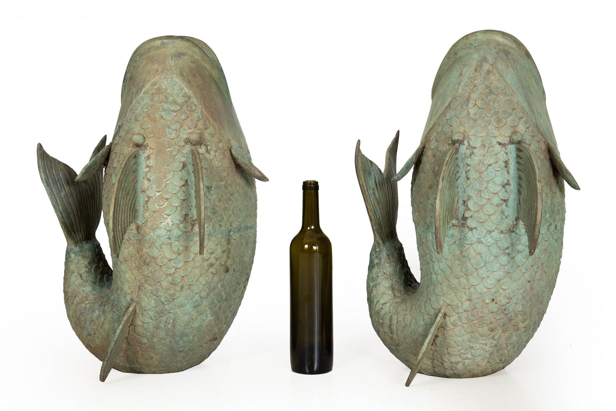 XX secolo Coppia di sculture da giardino in bronzo Verdigris con pesci Koi, fioriere Jardinieres, 1950 ca. in vendita