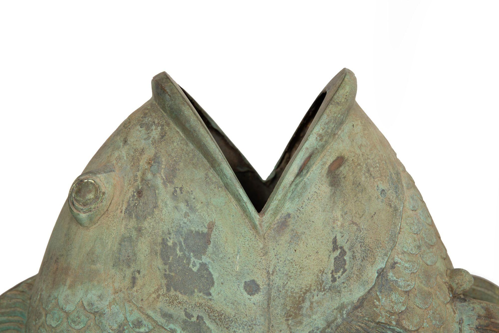 Bronzo Coppia di sculture da giardino in bronzo Verdigris con pesci Koi, fioriere Jardinieres, 1950 ca. in vendita