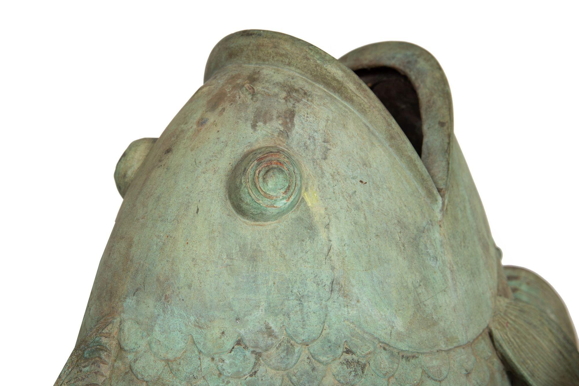 Coppia di sculture da giardino in bronzo Verdigris con pesci Koi, fioriere Jardinieres, 1950 ca. in vendita 1