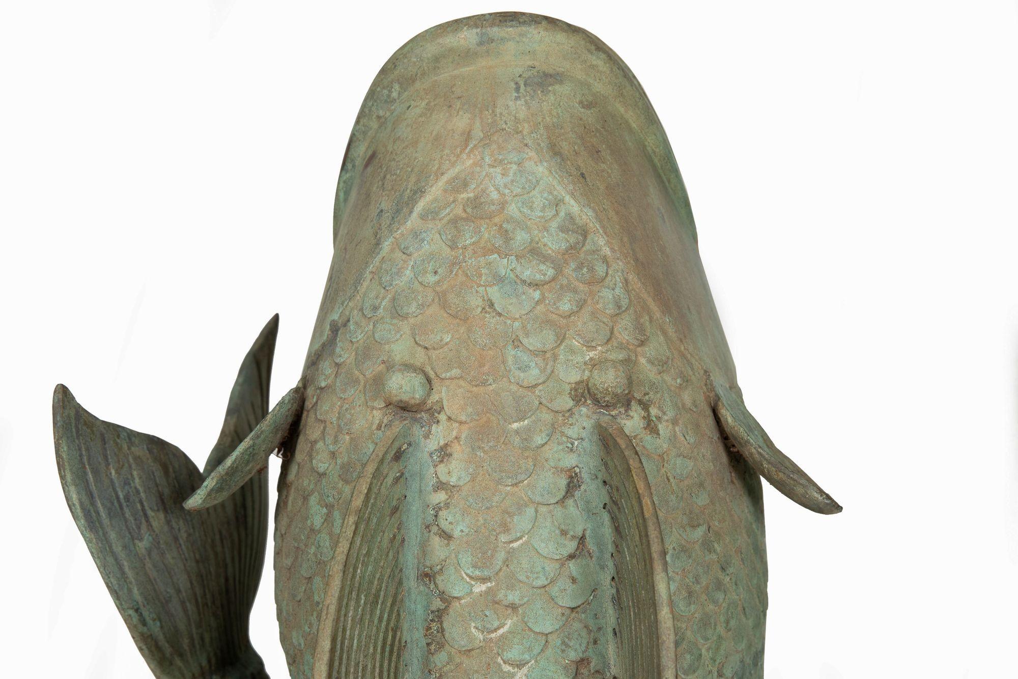 Coppia di sculture da giardino in bronzo Verdigris con pesci Koi, fioriere Jardinieres, 1950 ca. in vendita 2