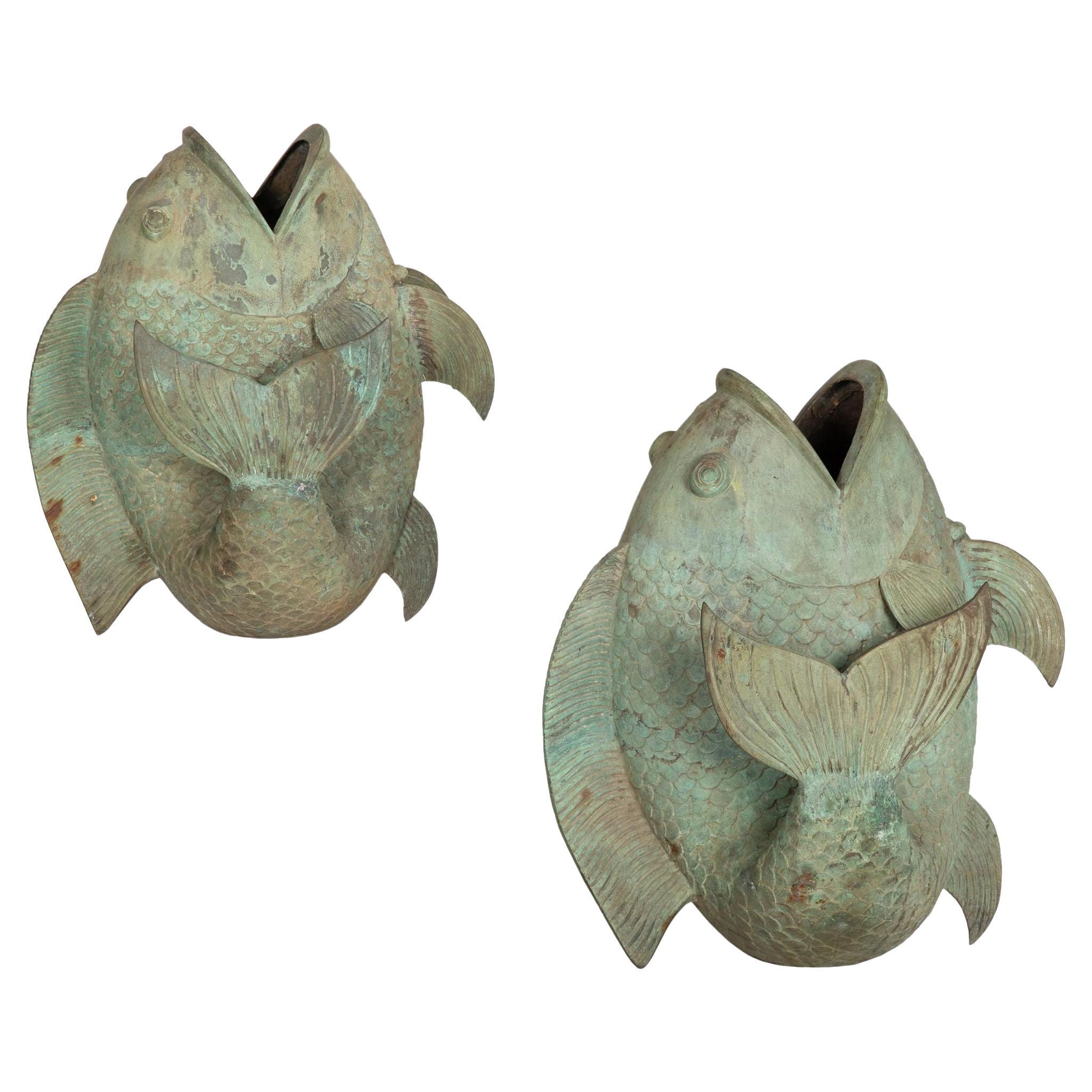 Coppia di sculture da giardino in bronzo Verdigris con pesci Koi, fioriere Jardinieres, 1950 ca. in vendita