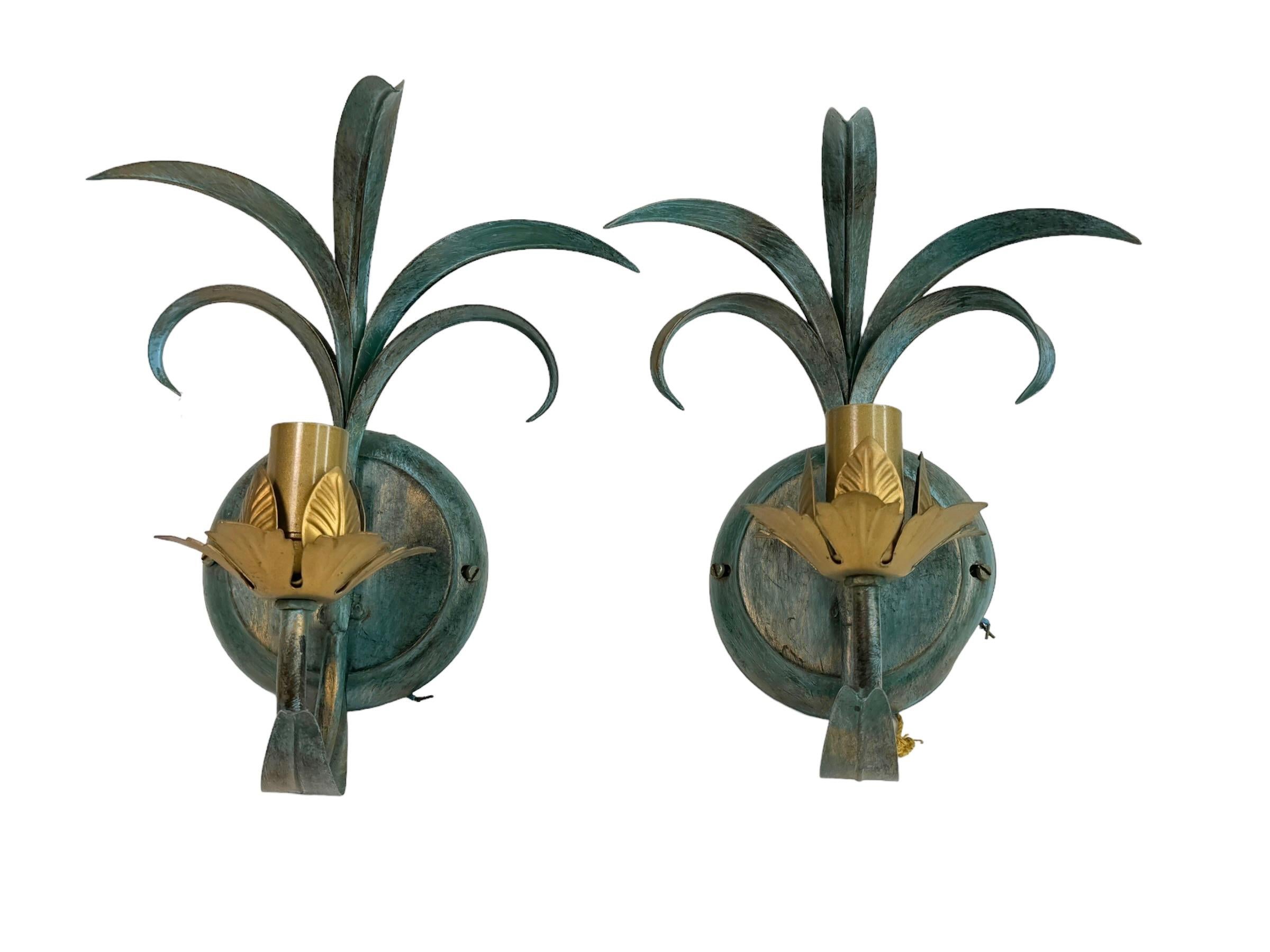 Ajoutez une touche d'opulence à votre intérieur avec ce charmant ensemble d'appliques. Des feuilles colorées vert-de-gris et dorées parfaites pour rehausser toute maison chic ou éclectique. Nous serions ravis de le voir suspendu dans une entrée, en