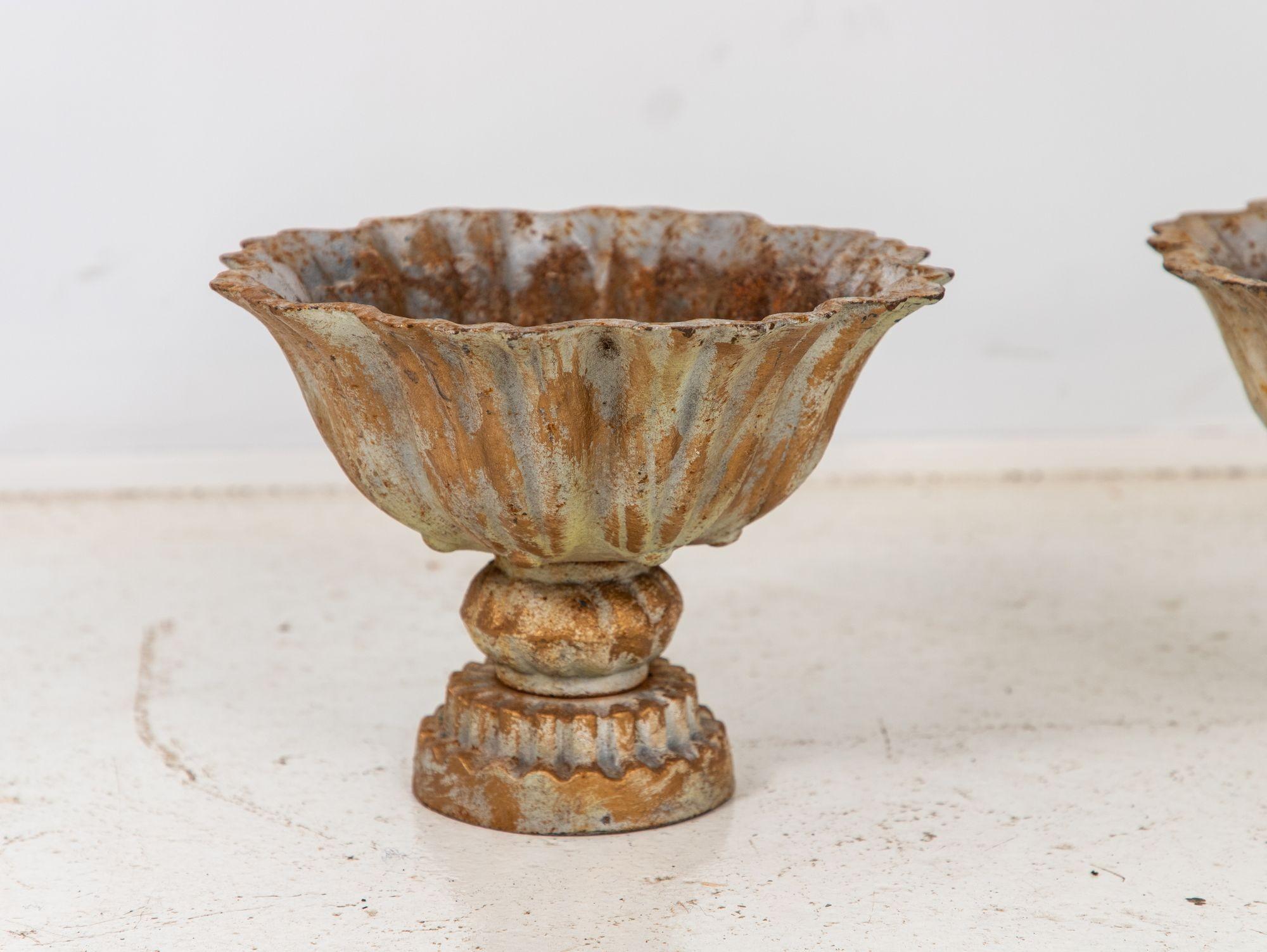 Paar Verdigris-Tazzas oder Urnen aus lackiertem Eisen, englisch, spätes 20. Jahrhundert im Zustand „Gut“ im Angebot in South Salem, NY
