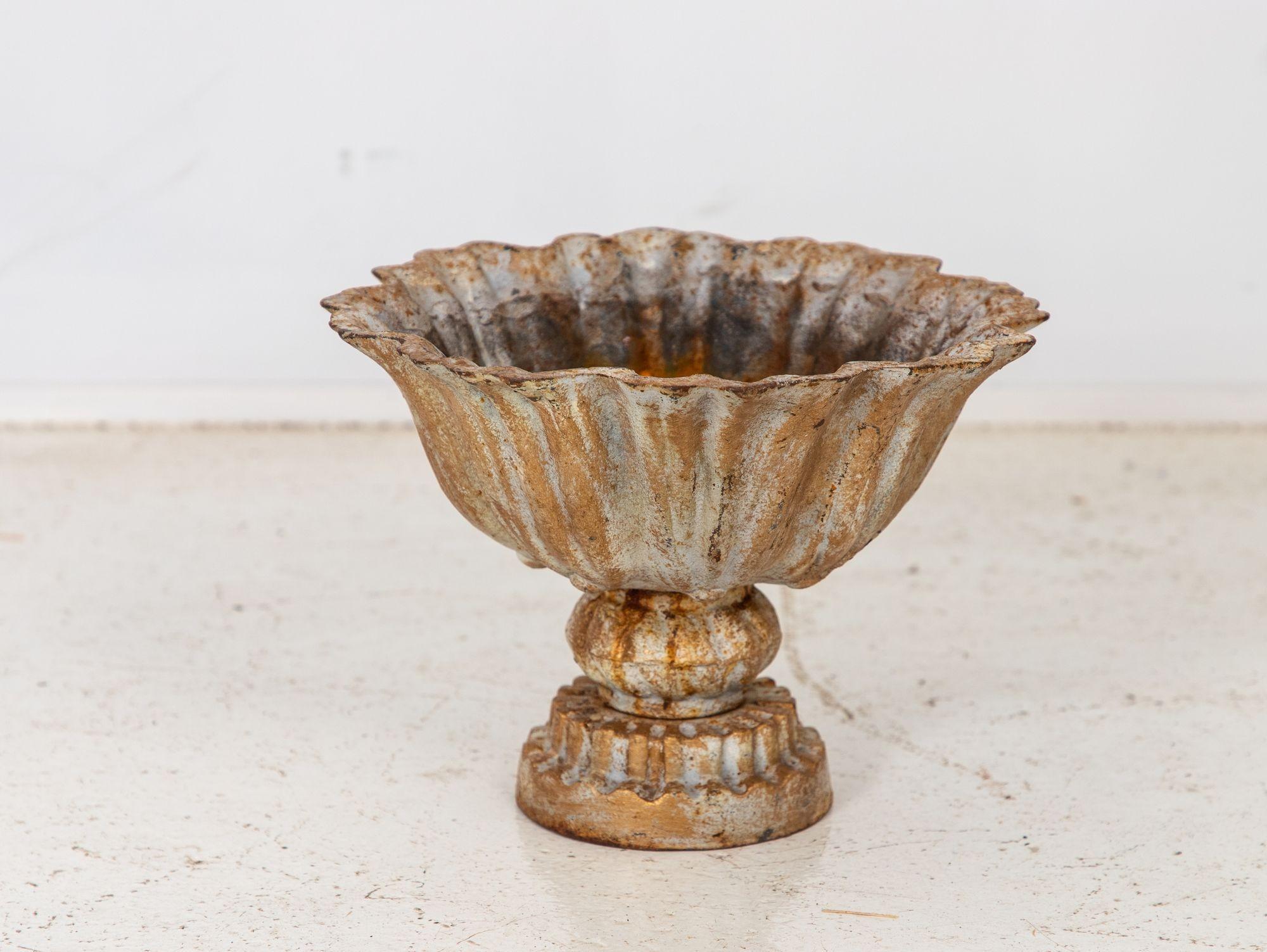 Paar Verdigris-Tazzas oder Urnen aus lackiertem Eisen, englisch, spätes 20. Jahrhundert im Angebot 2