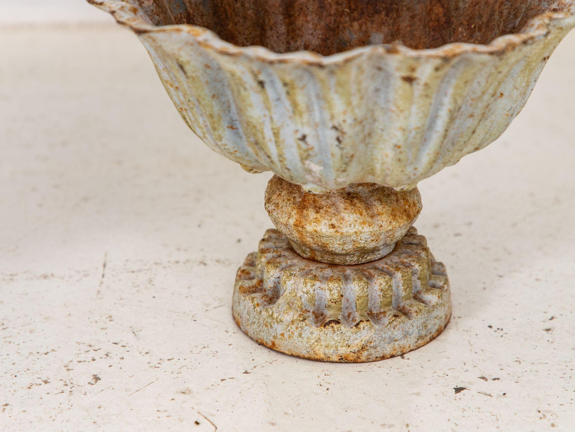 Paar Verdigris-Tazzas oder Urnen aus lackiertem Eisen, englisch, spätes 20. Jahrhundert im Angebot 3