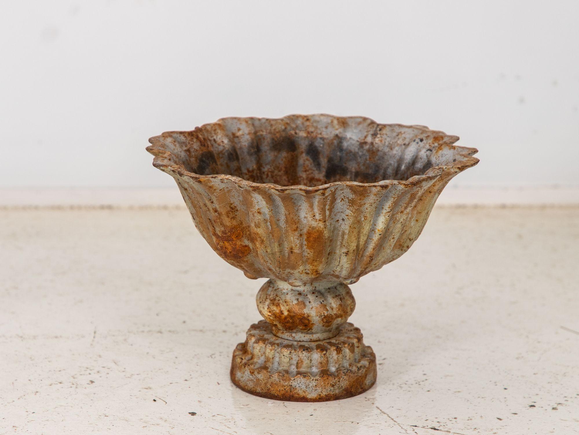 Paar Verdigris-Tazzas oder Urnen aus lackiertem Eisen, englisch, spätes 20. Jahrhundert im Angebot 4