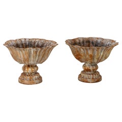 Paar Verdigris-Tazzas oder Urnen aus lackiertem Eisen, englisch, spätes 20. Jahrhundert