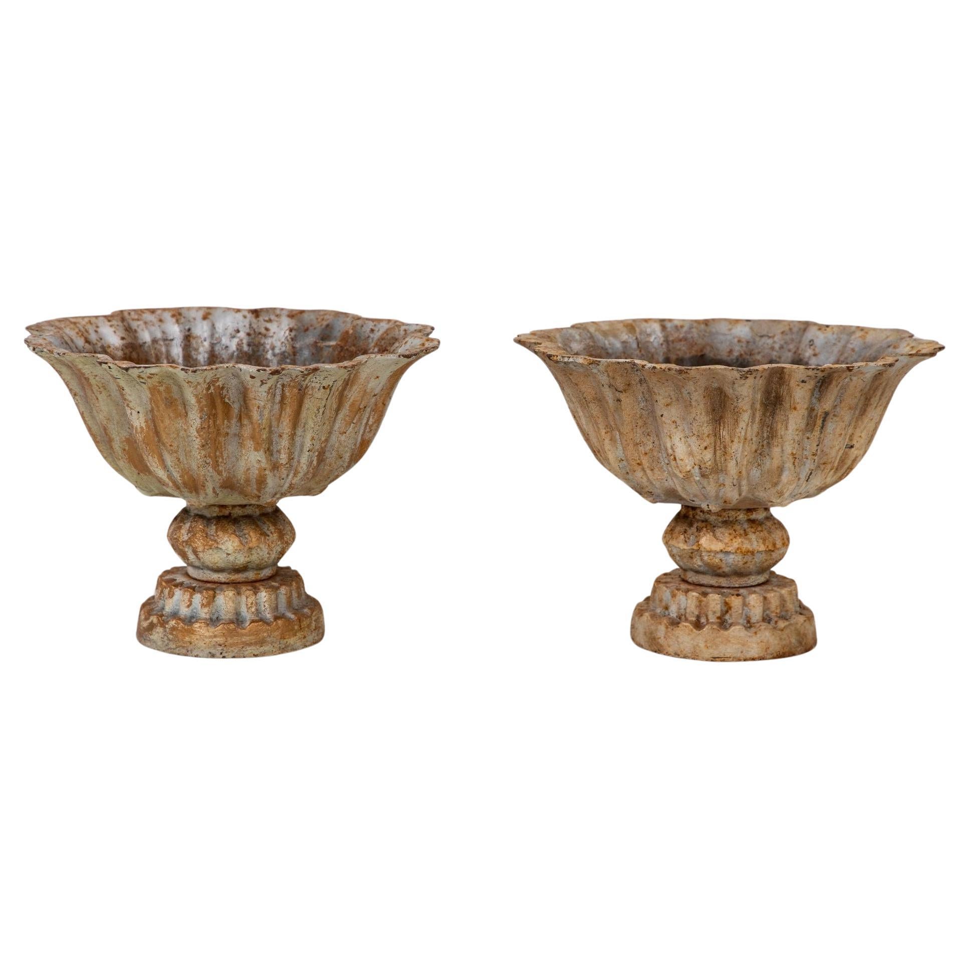 Paar Verdigris-Tazzas oder Urnen aus lackiertem Eisen, englisch, spätes 20. Jahrhundert