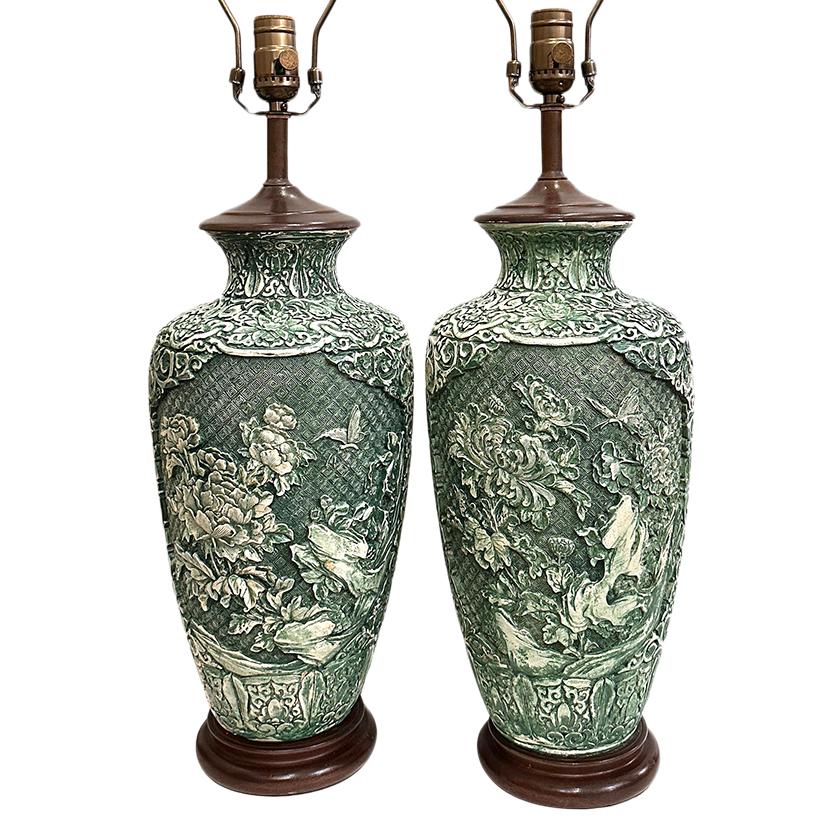Paire de lampes chinoises du milieu du siècle à motif de feuillage patiné vert-de-gris.

Mesures :
Hauteur du corps : 20
