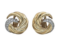 Ein Paar „Swirl“-Ohrringe von Verdura aus 18-karätigem Gelbgold und Platin mit Diamanten