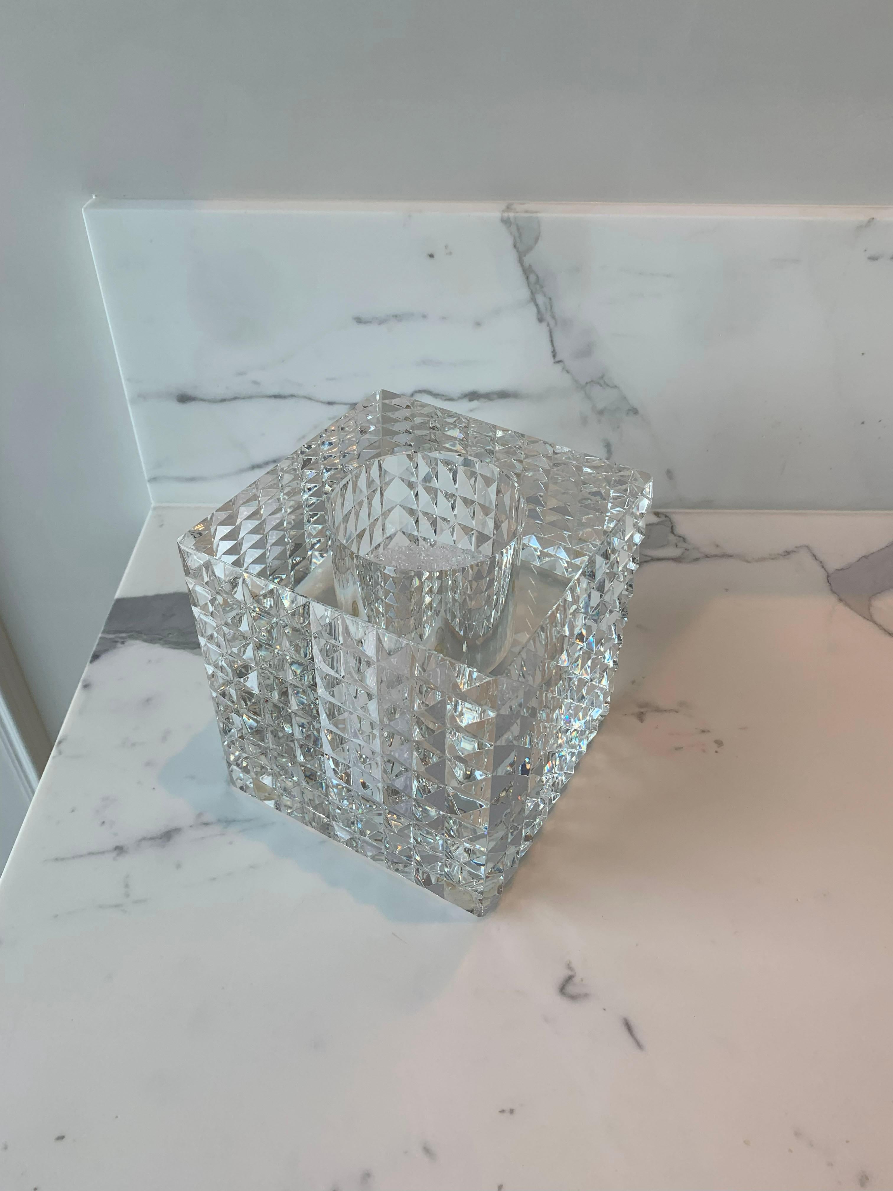 Pair of Veritas Contemporary Faceted Optical Glass Square Vases, Texas, 2016 In Good Condition For Sale In Glasgow, GB