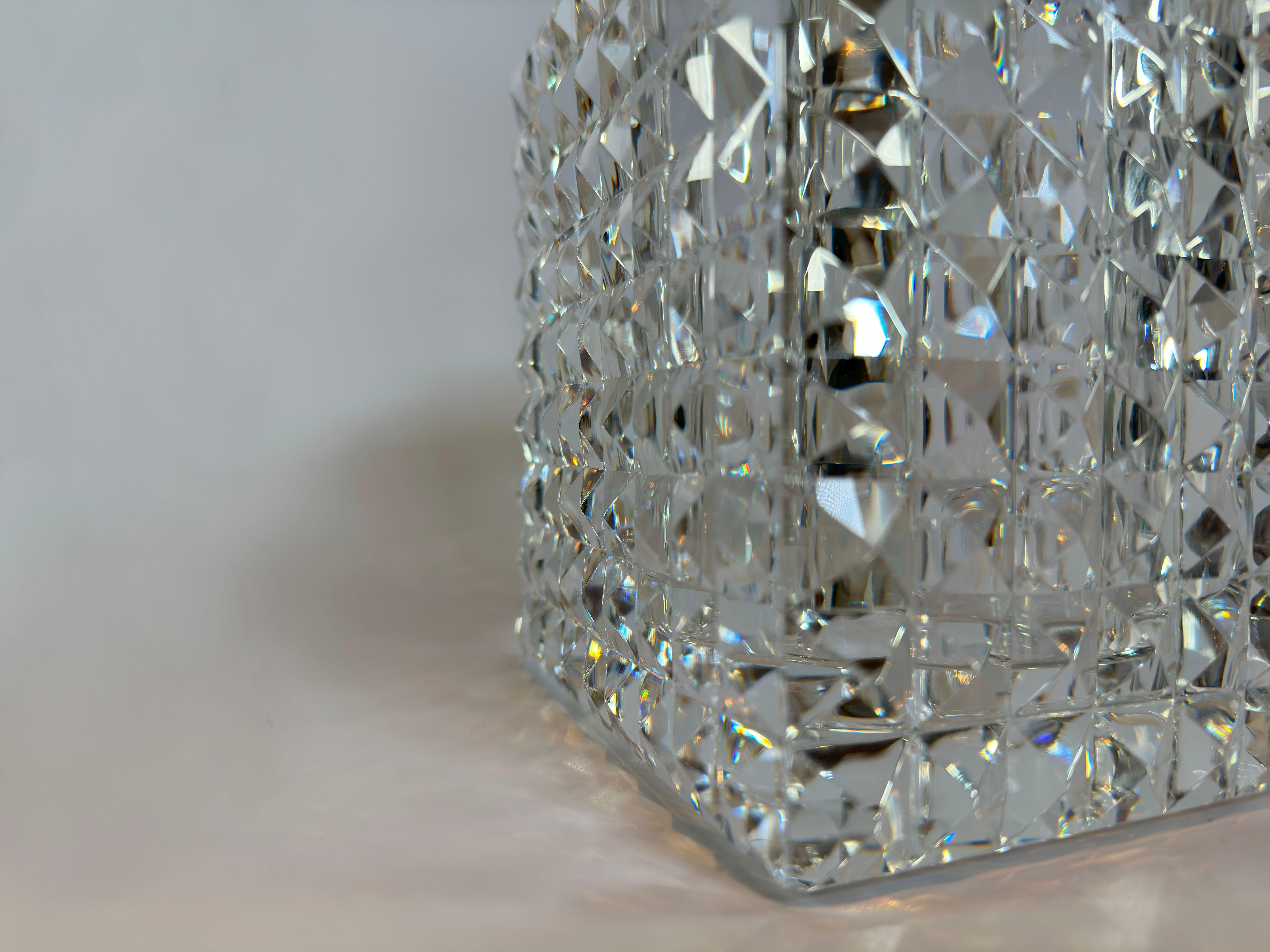 Pair of Veritas Contemporary Faceted Optical Glass Square Vases, Texas, 2016 For Sale 3