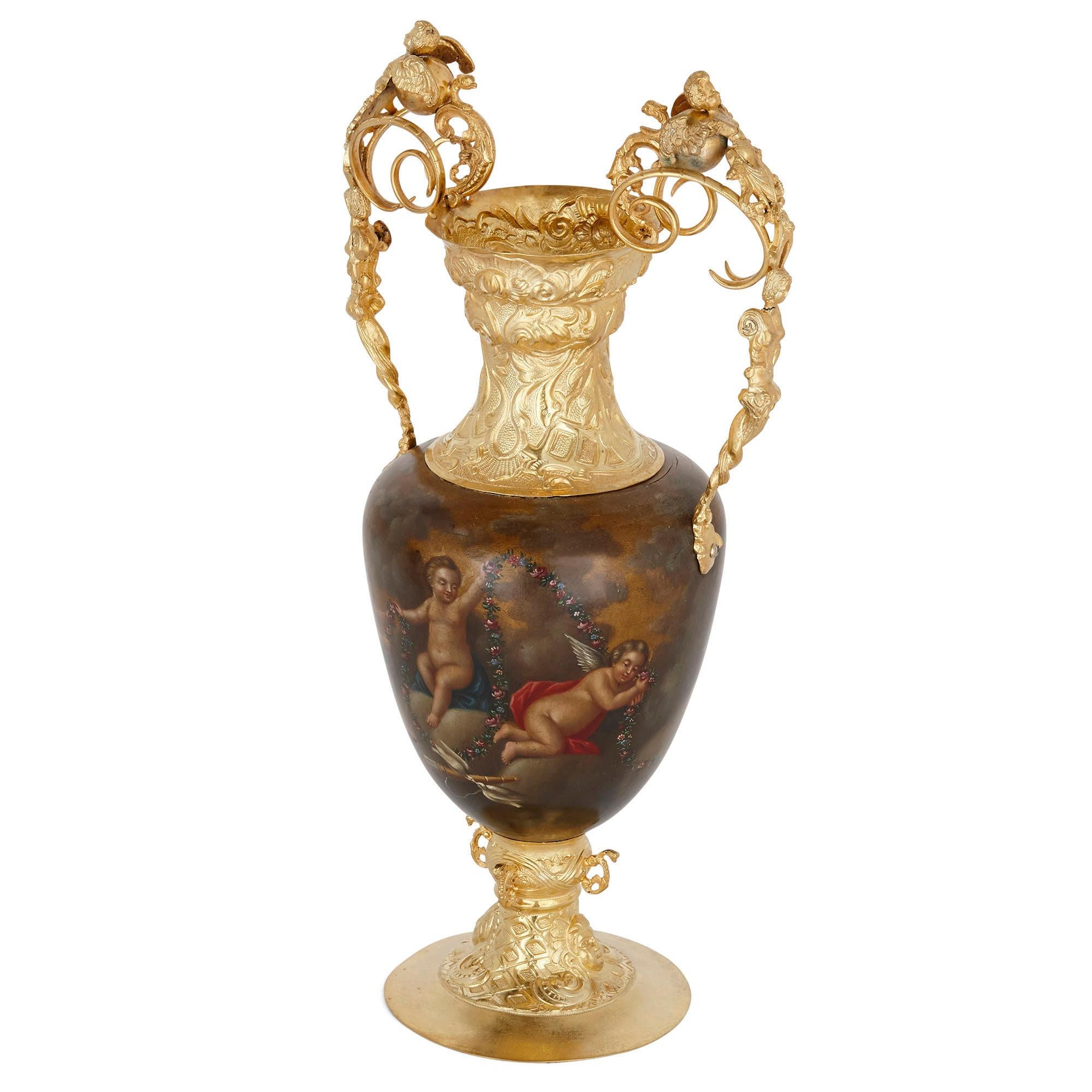 Français Paire de vases de style Louis XV en vermeil et vernis Martin en vente