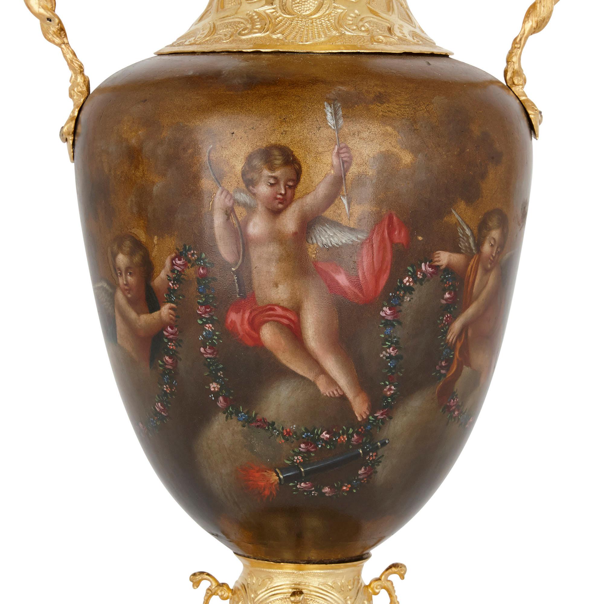 Doré Paire de vases de style Louis XV en vermeil et vernis Martin en vente