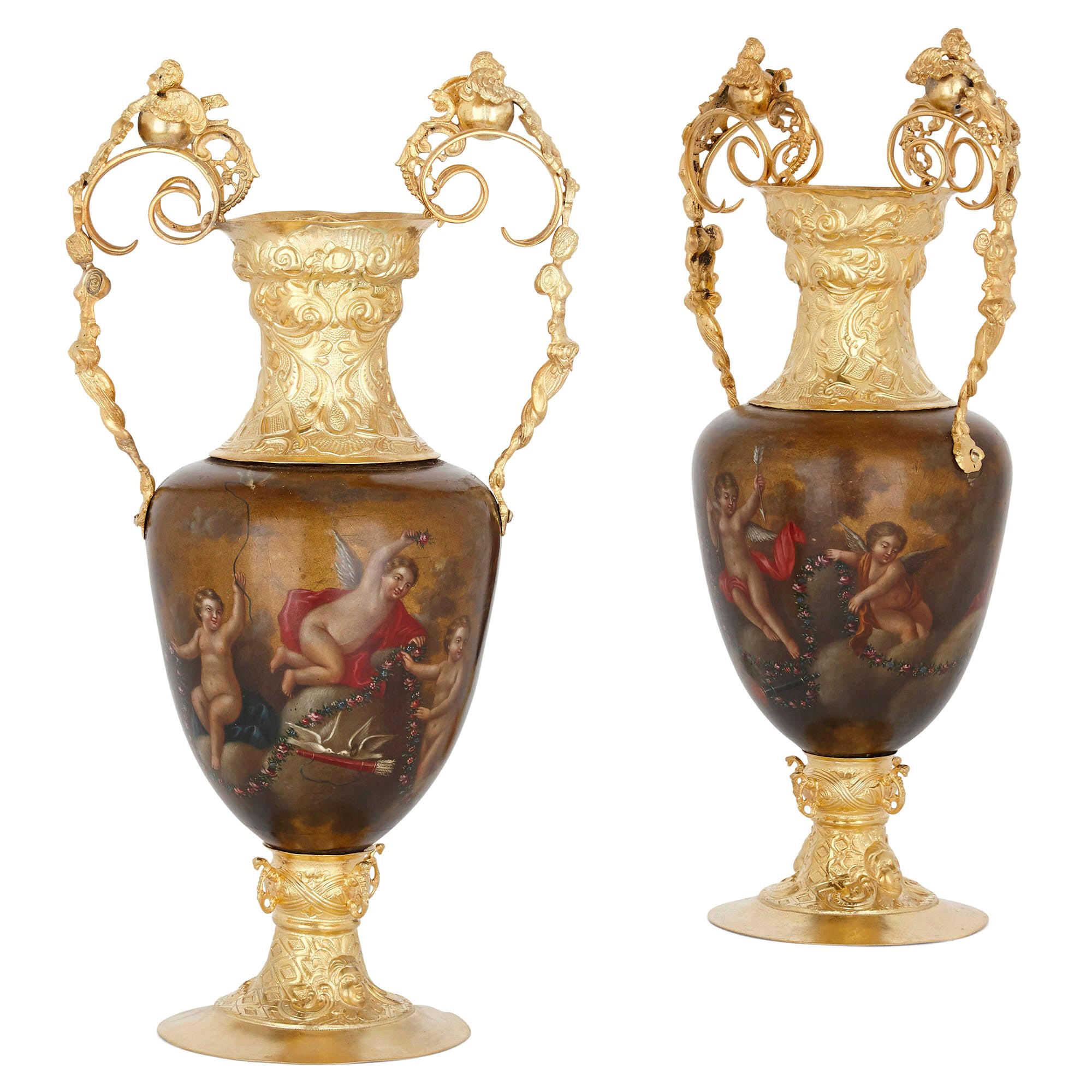Paire de vases de style Louis XV en vermeil et vernis Martin en vente