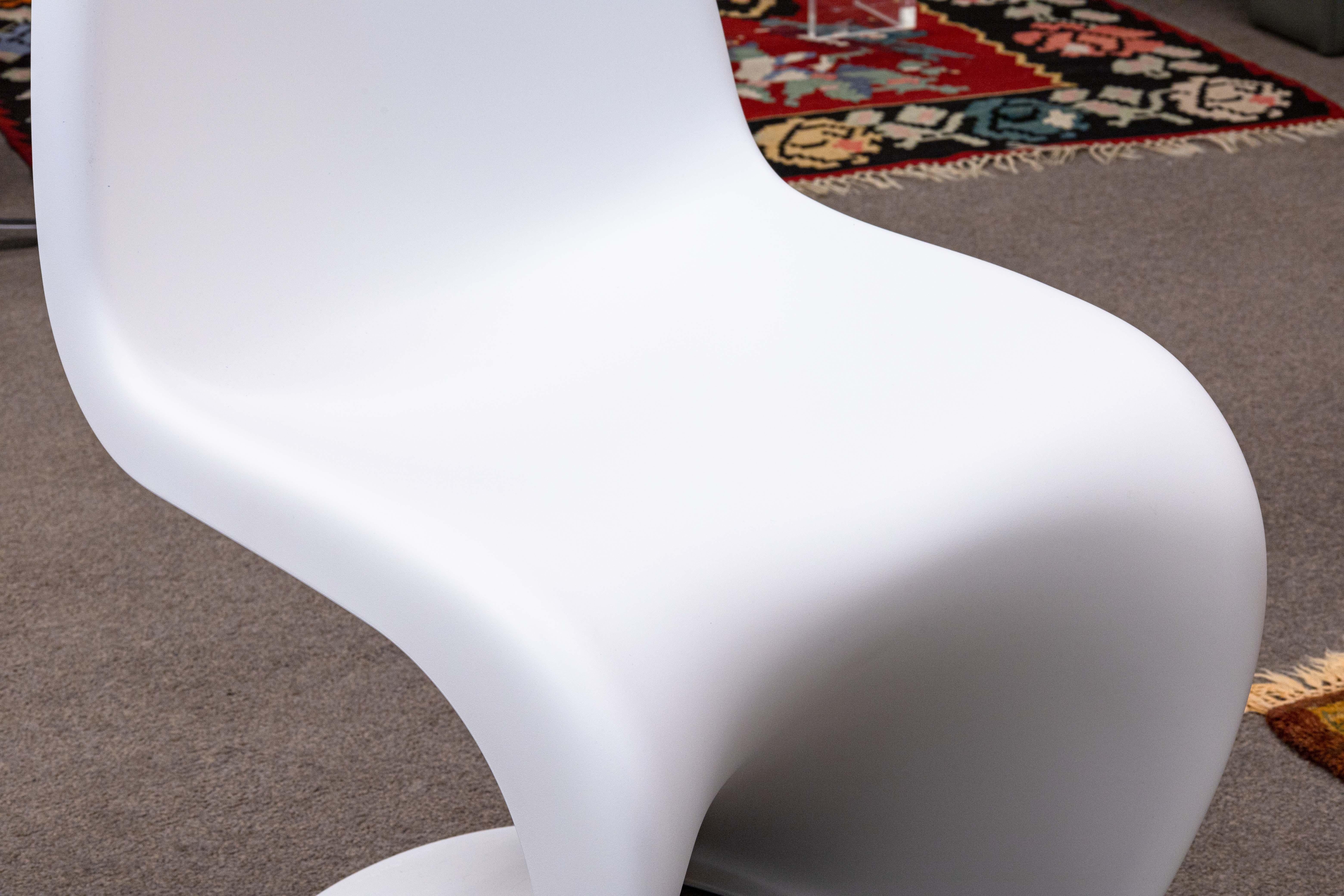 Paar Verner Panton Design Within Reach Vitra 727 Weiße Beistellstühle mit weißen Akzenten (Moderne) im Angebot