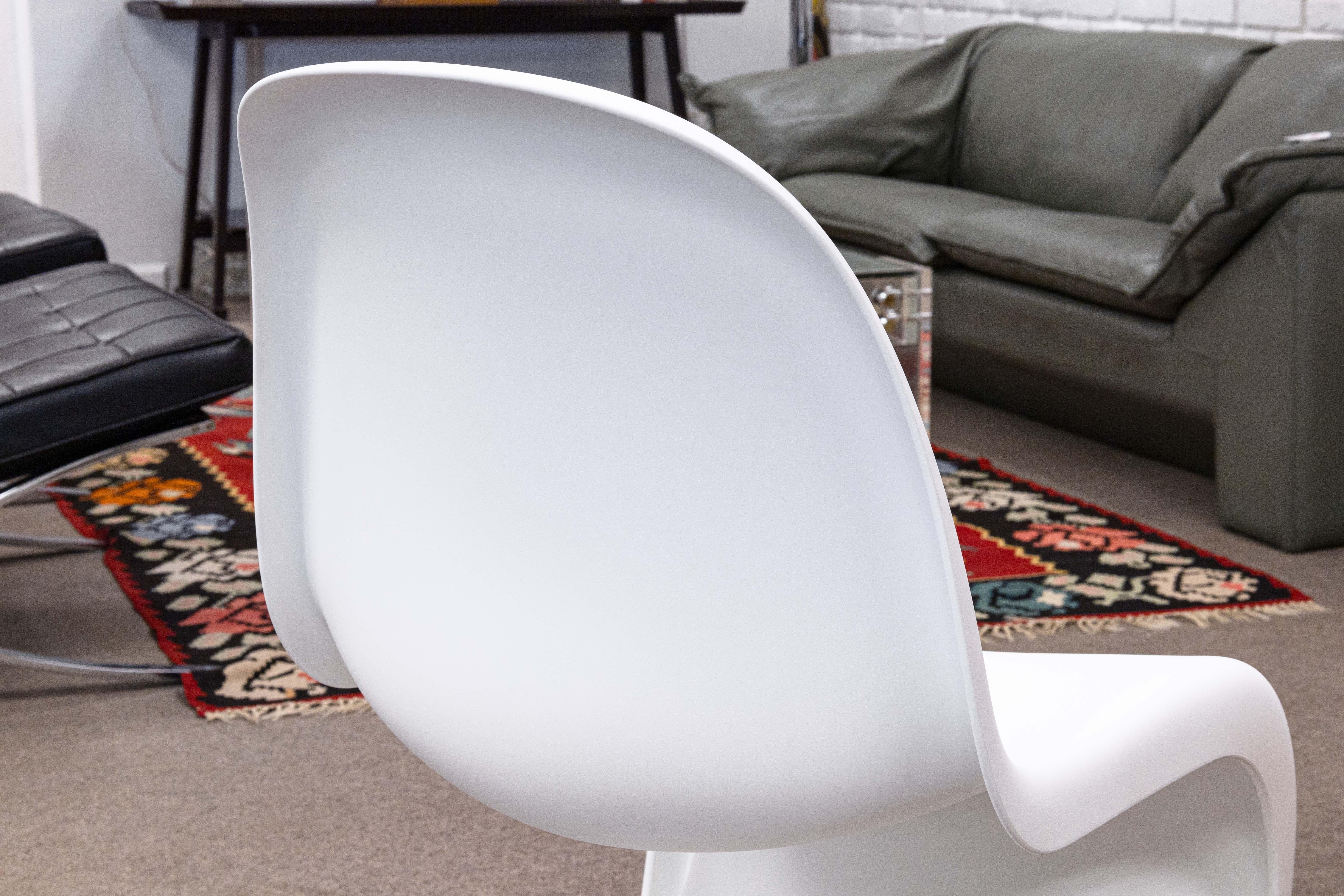 Pair of Verner Panton Design Within Reach Vitra 727 White Side Accent Chairs In Good Condition For Sale In Keego Harbor, MI