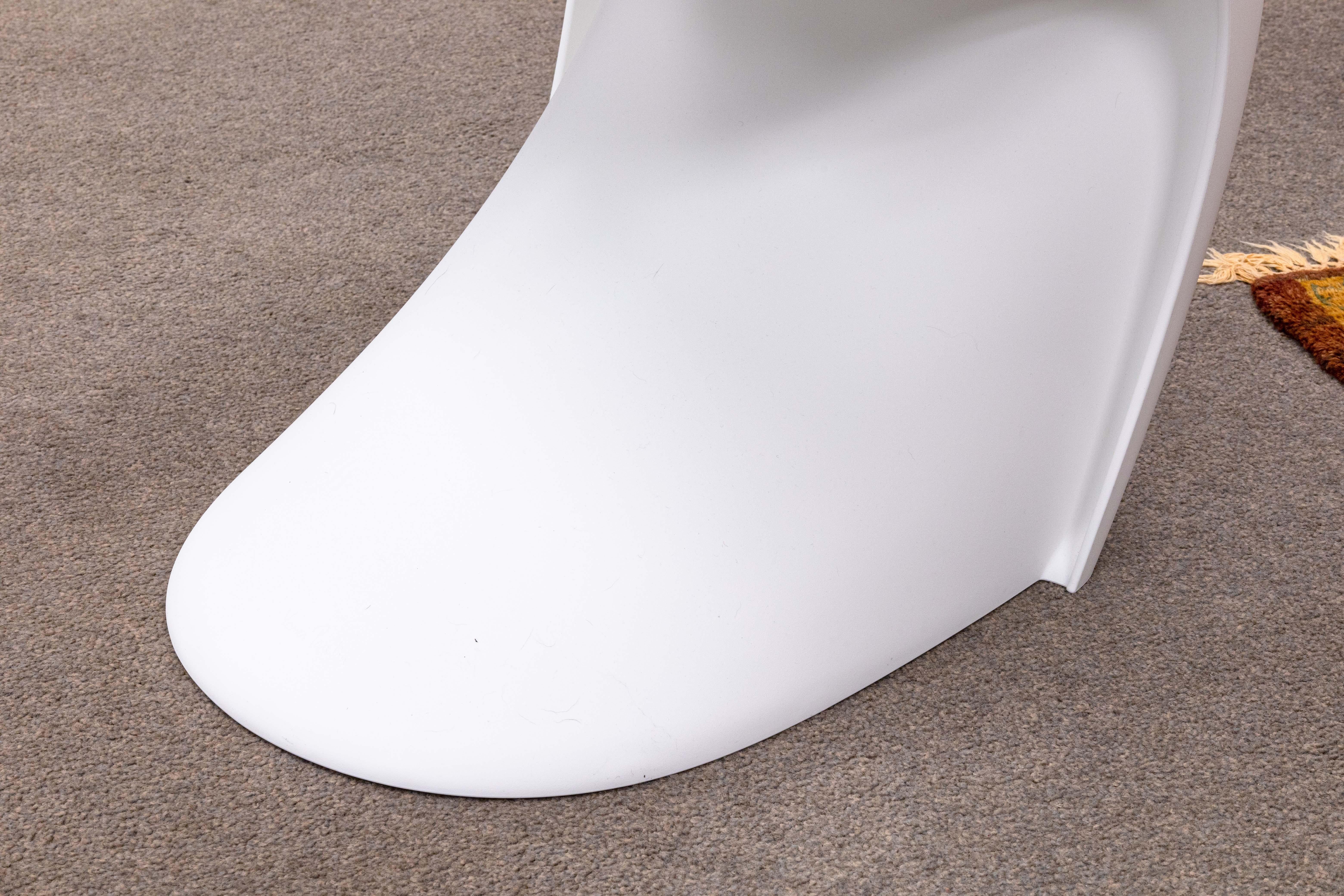 20ième siècle Paire de chaises d'appoint blanches Verner Panton Design Within Reach Vitra 727 en vente