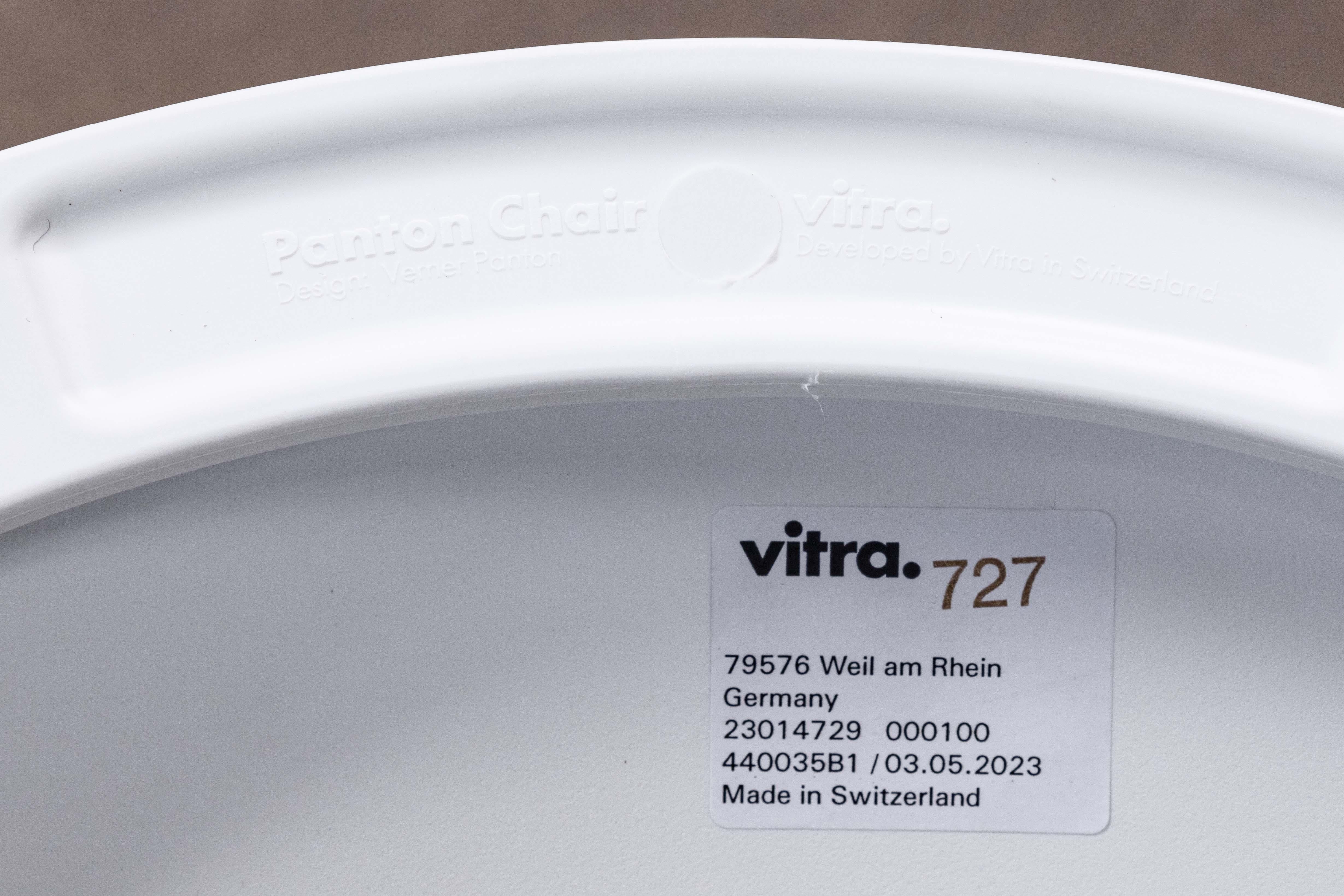 Paar Verner Panton Design Within Reach Vitra 727 Weiße Beistellstühle mit weißen Akzenten im Angebot 1