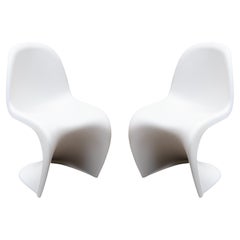 Paar Verner Panton Design Within Reach Vitra 727 Weiße Beistellstühle mit weißen Akzenten