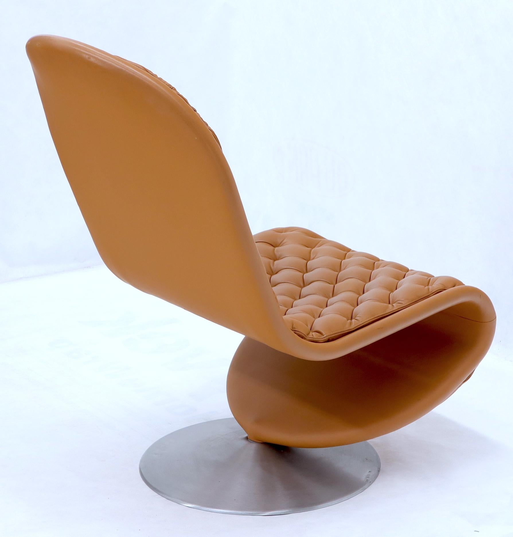 Ein Paar Verner Panton Tan Tufted Leather 123 Lounge Chairs (Dänisch) im Angebot