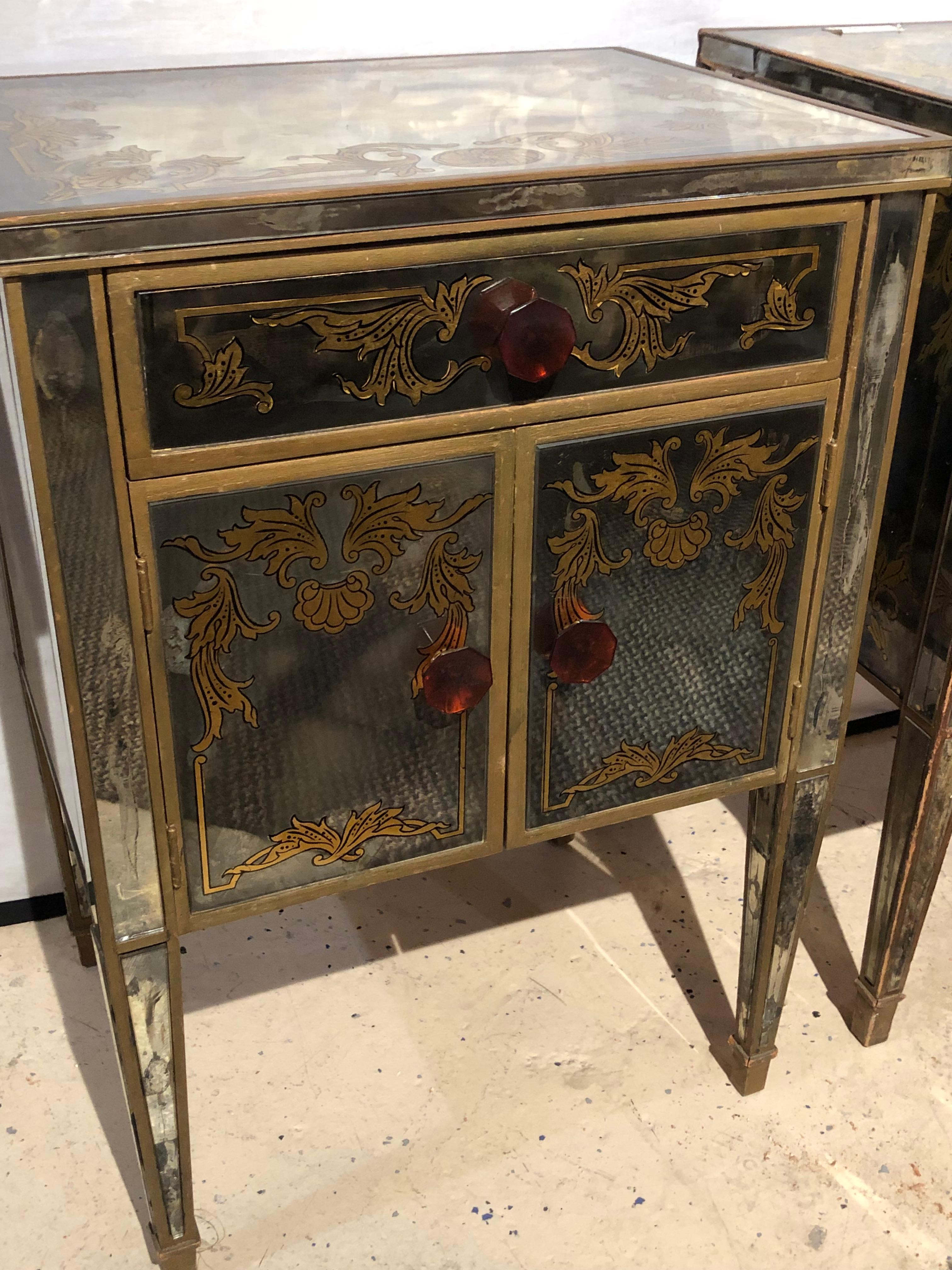 Pair of Verre Églomisé Compatible End Tables or Nightstands with Bakelite Pulls In Good Condition In Manhasset, NY