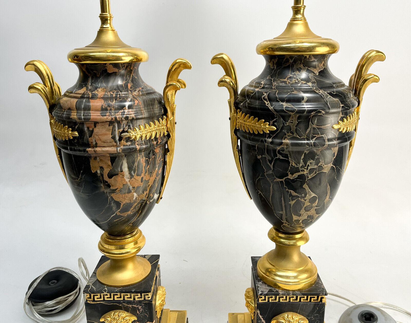 Doré Paire de lampes en marbre montées sur bronze doré de Versace en vente