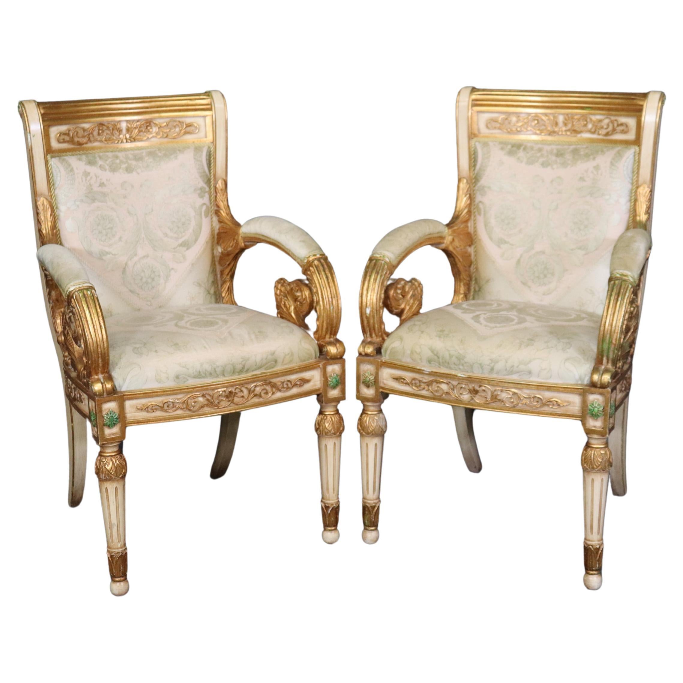 Paire de fauteuils dorés de style Versace, style Louis XVI 