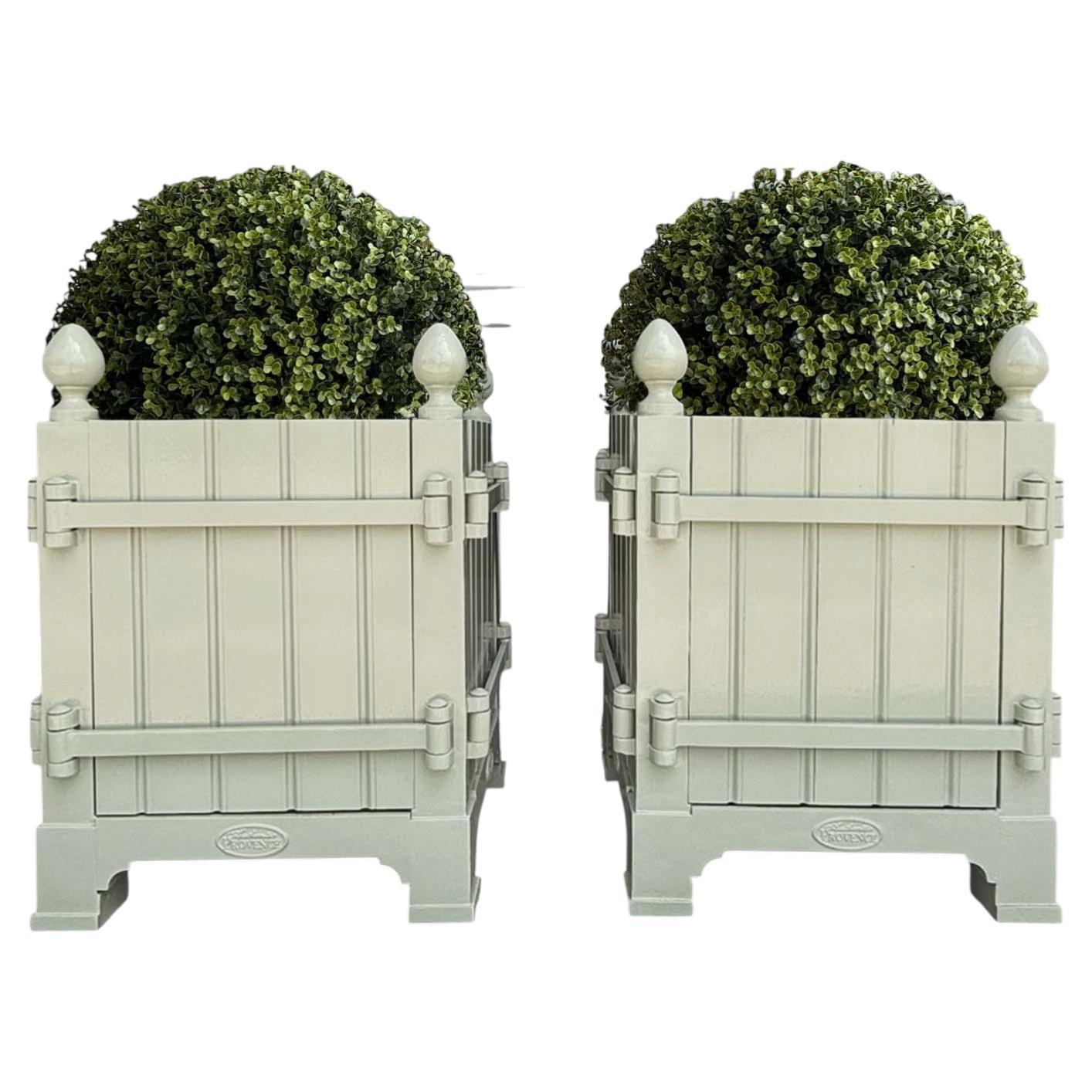 Do planter boxes need drainage holes?
