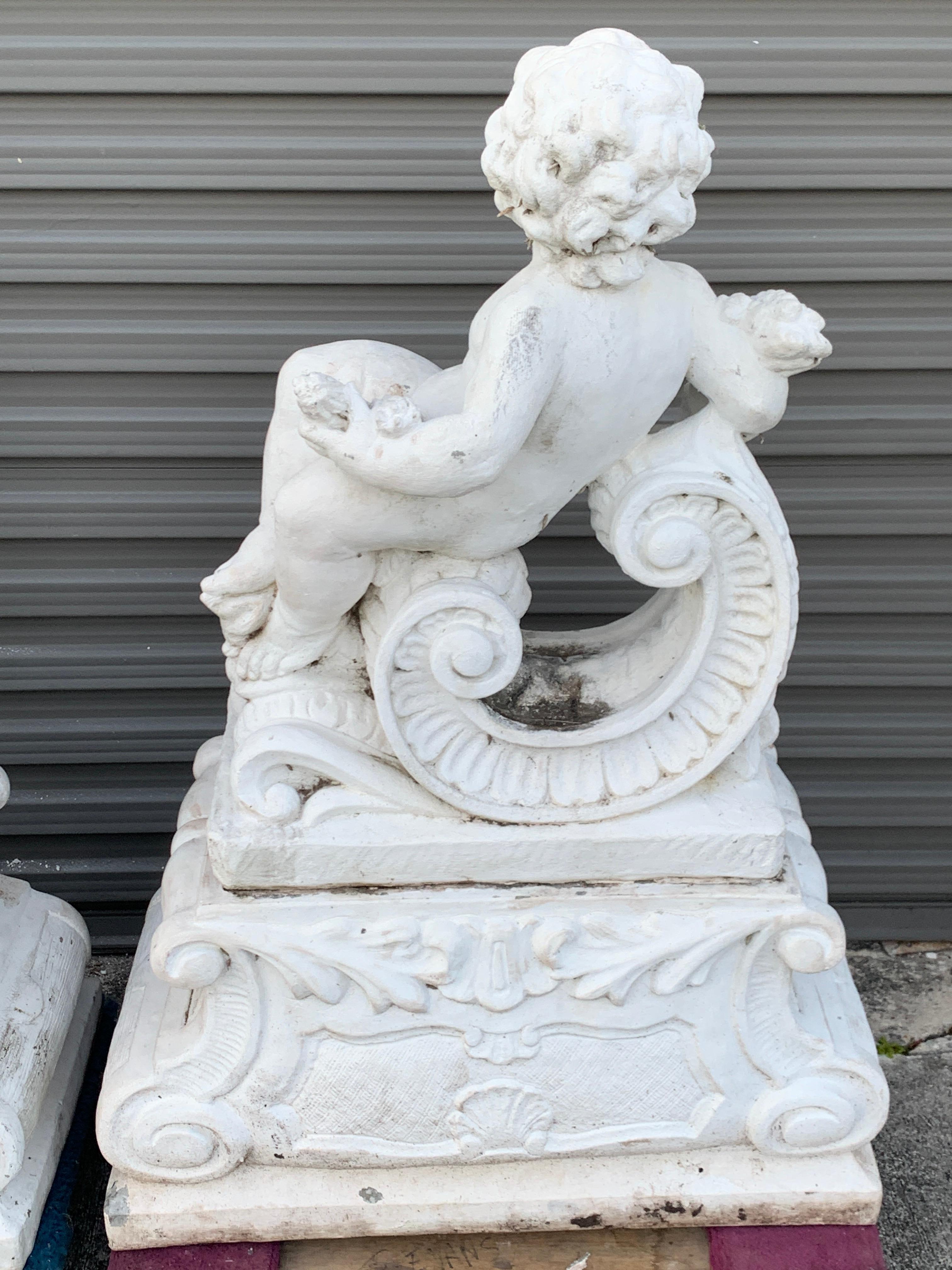 Pareja de estatuas antiguas de piedra de Putti yacentes sobre pedestal 1