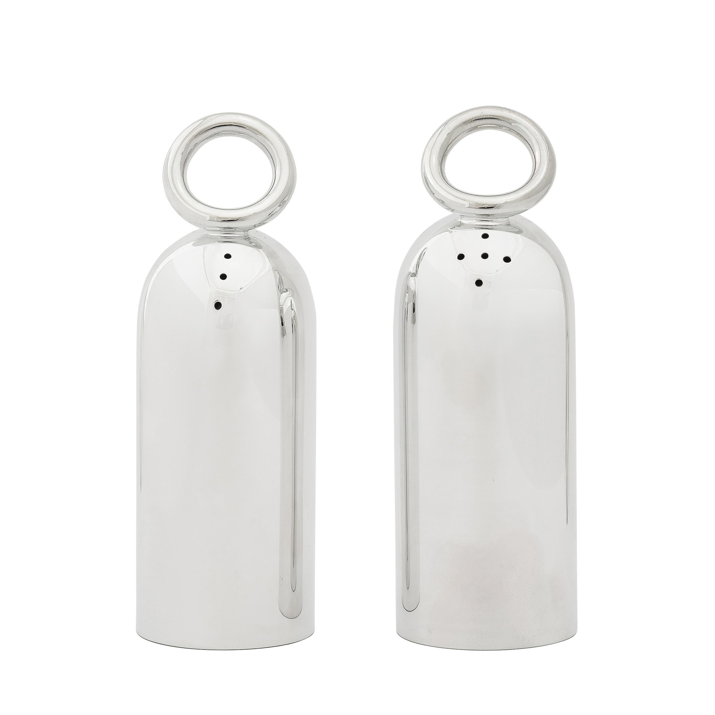 Eleva la tua esperienza culinaria con un tocco di eleganza contemporanea grazie alla coppia di Shakers per sale e pepe 