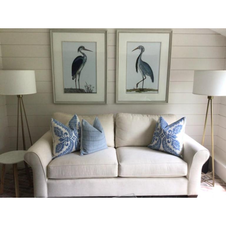 Llames a este tono Azul Carolina (Tarheel), Azul Cielo, Azul Wedgewood o delft, ¡es encantador! 100% lino de Vervain, este lujoso tejido presenta un aspecto pintado a mano en un remolino de azul y marfil con diseño de damasco. Con reverso de lino a