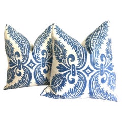 Pareja de almohadas rellenas de plumón de verbena "Chappell" en azul de Delft