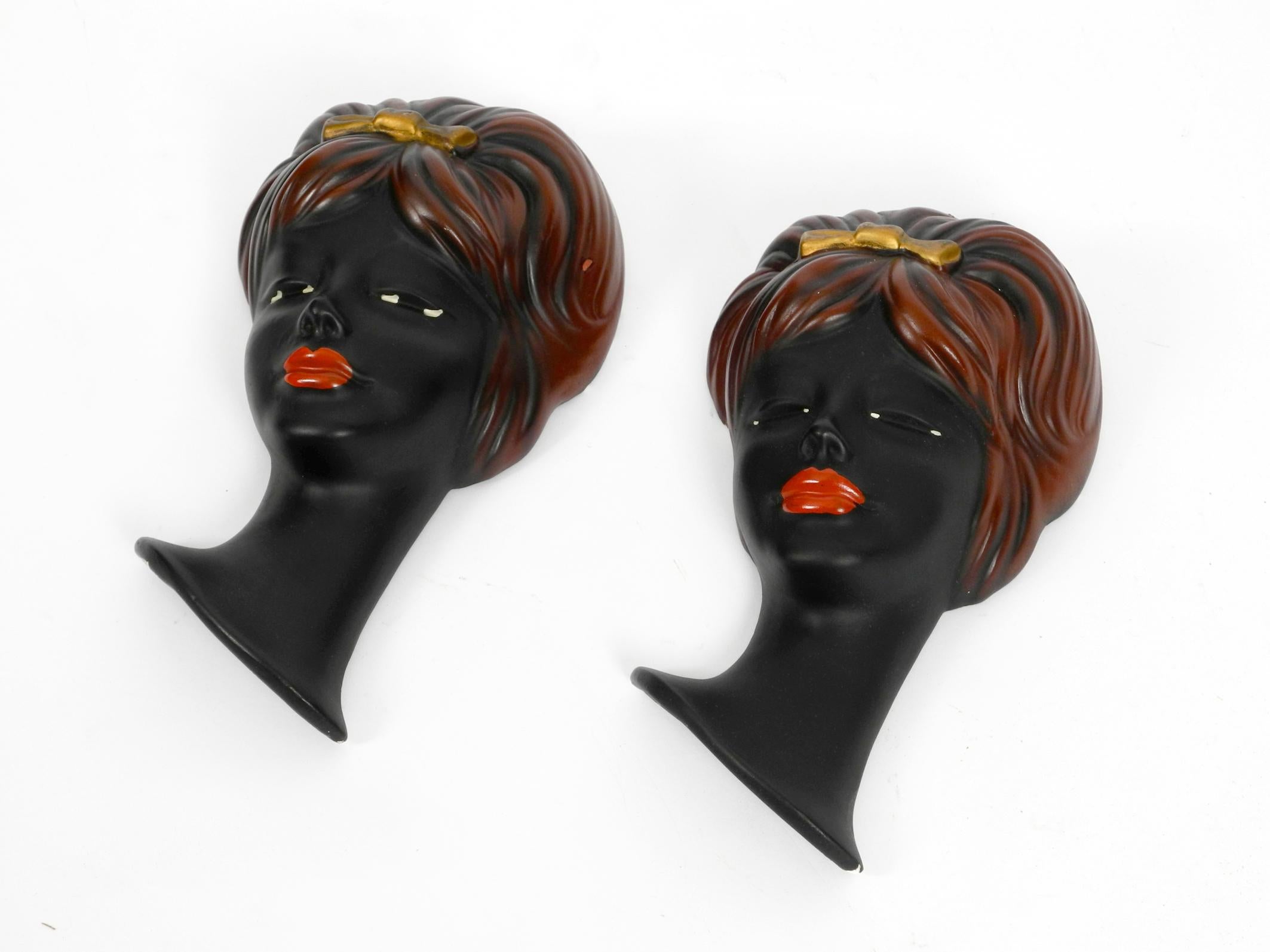 Paar sehr schöne Originale handbemalte Keramik-Frauen Gesichter aus der Mitte des Jahrhunderts (Moderne der Mitte des Jahrhunderts) im Angebot